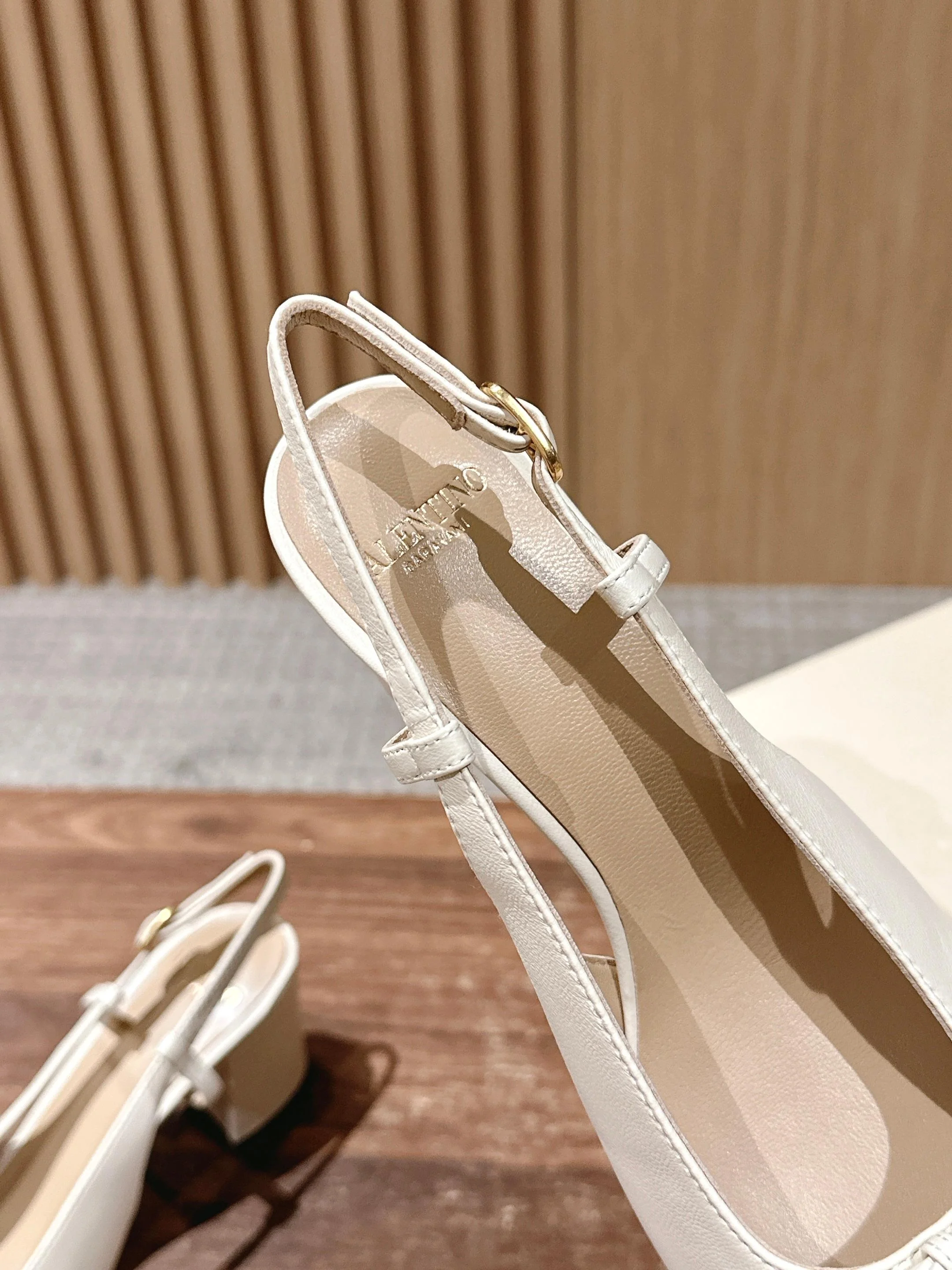 RV - Туфли на толстом каблуке с закрытым носком - Белые