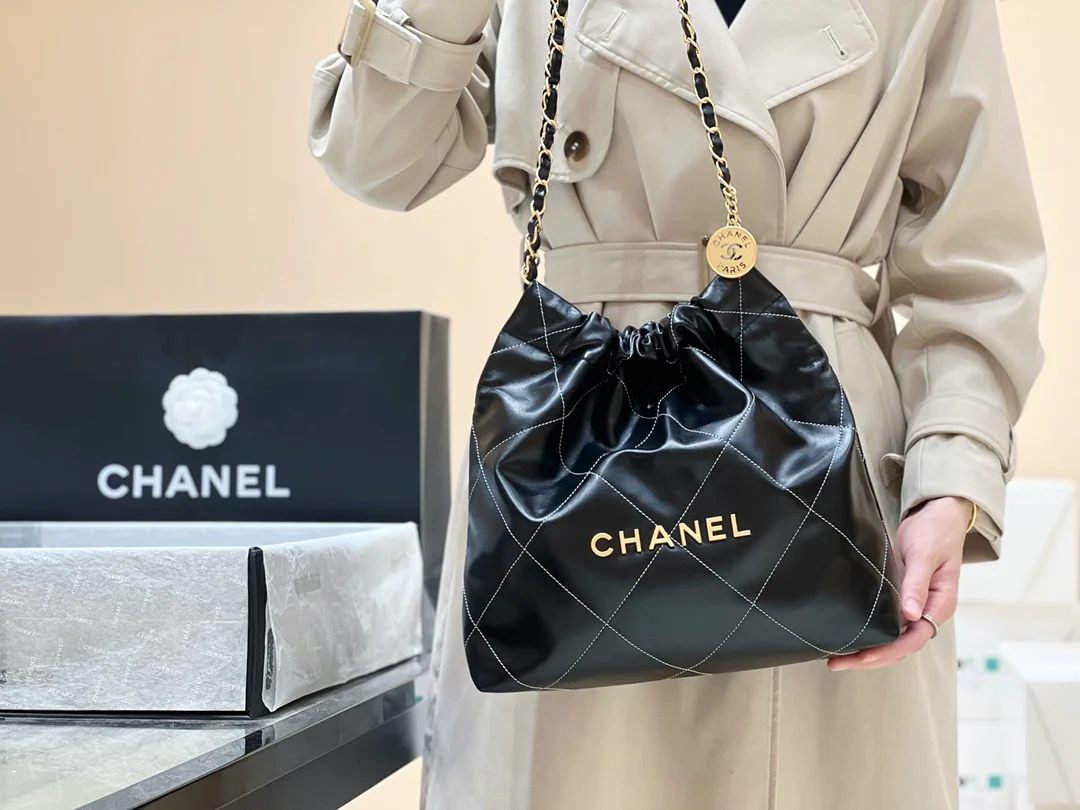 Круизная коллекция Chanel 2023 - сумка 22bag - маленькая - черная - Фотографии в одежде