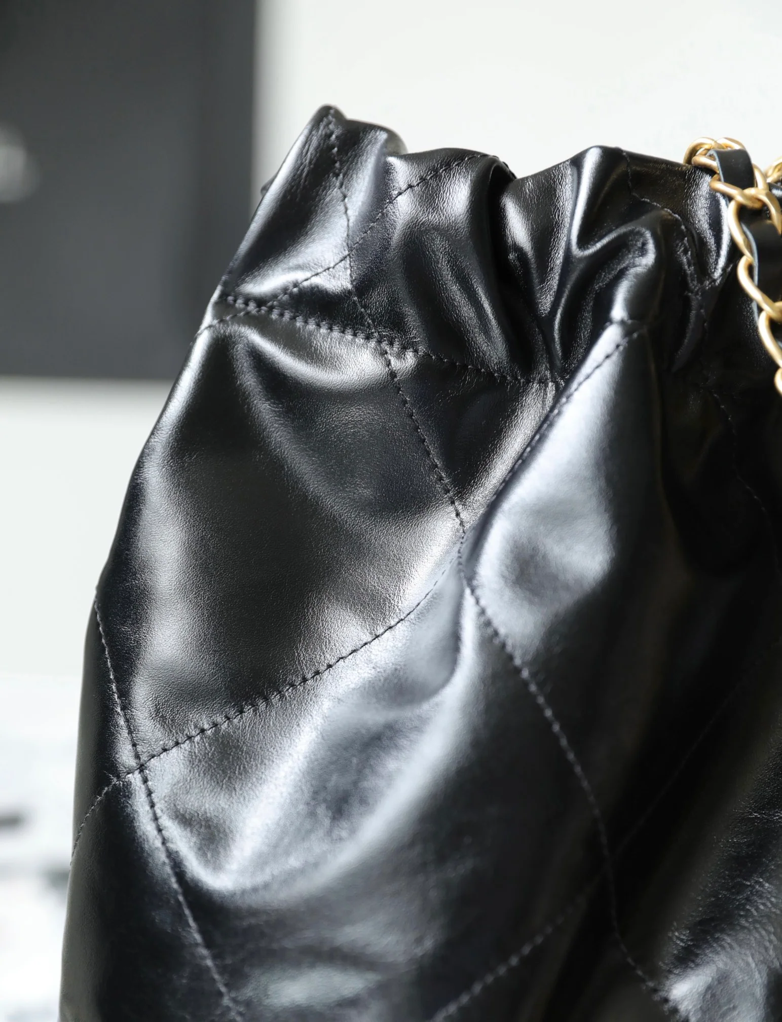 Сумка-шоппер Chanel - маленькая - черная с золотой пряжкой