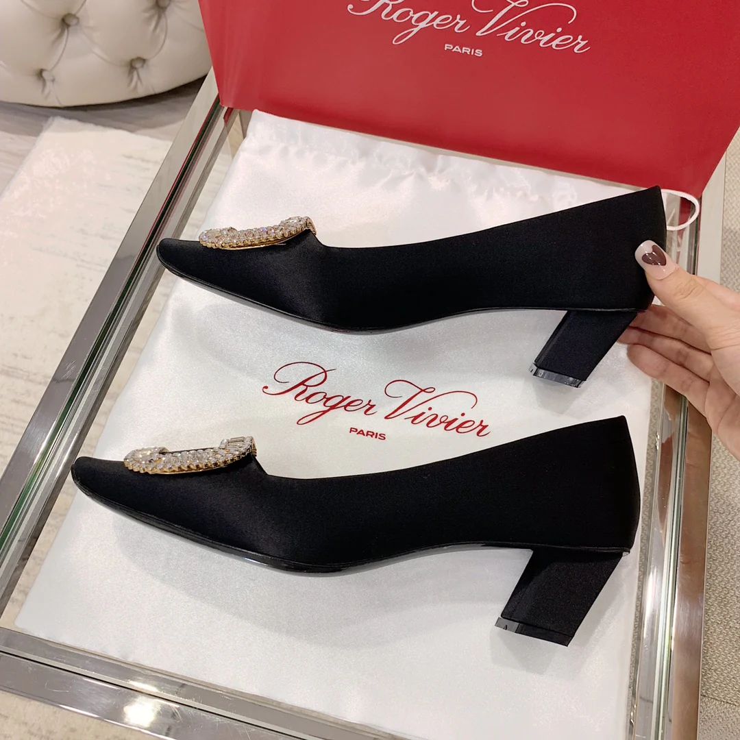 Туфли на каблуке RV-4-5 см, шелковые, со стразами, пряжка, черные.