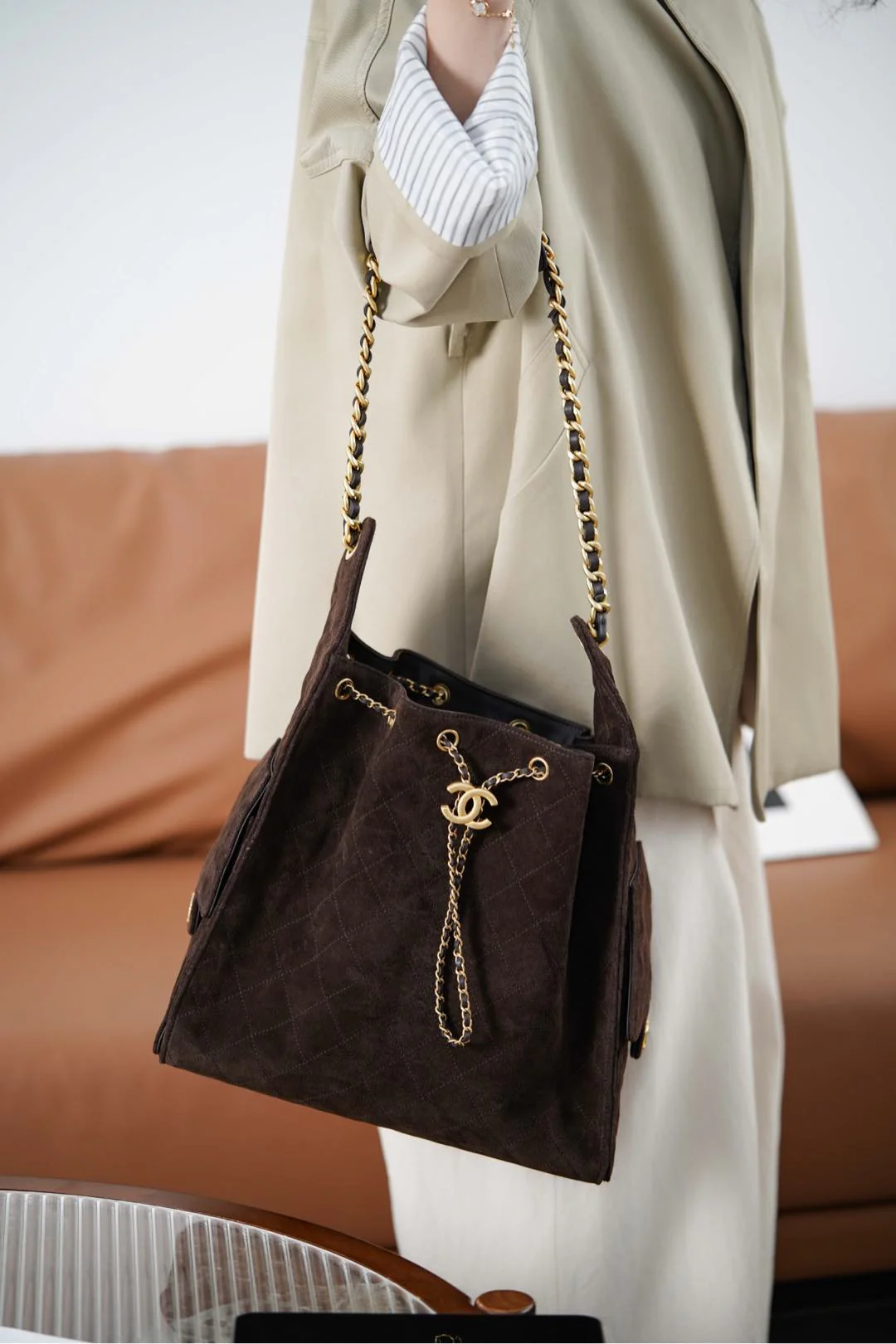 Сумка-ведро Chanel на завязках - замшевая сумка-хобо - большая, коричневая - золотистая фурнитура