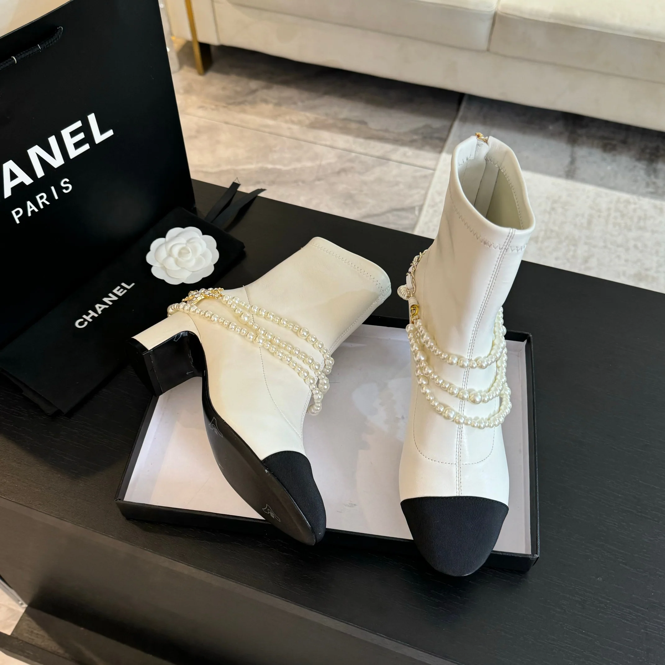 Ботильоны Chanel 2024 с жемчужной цепочкой - белые