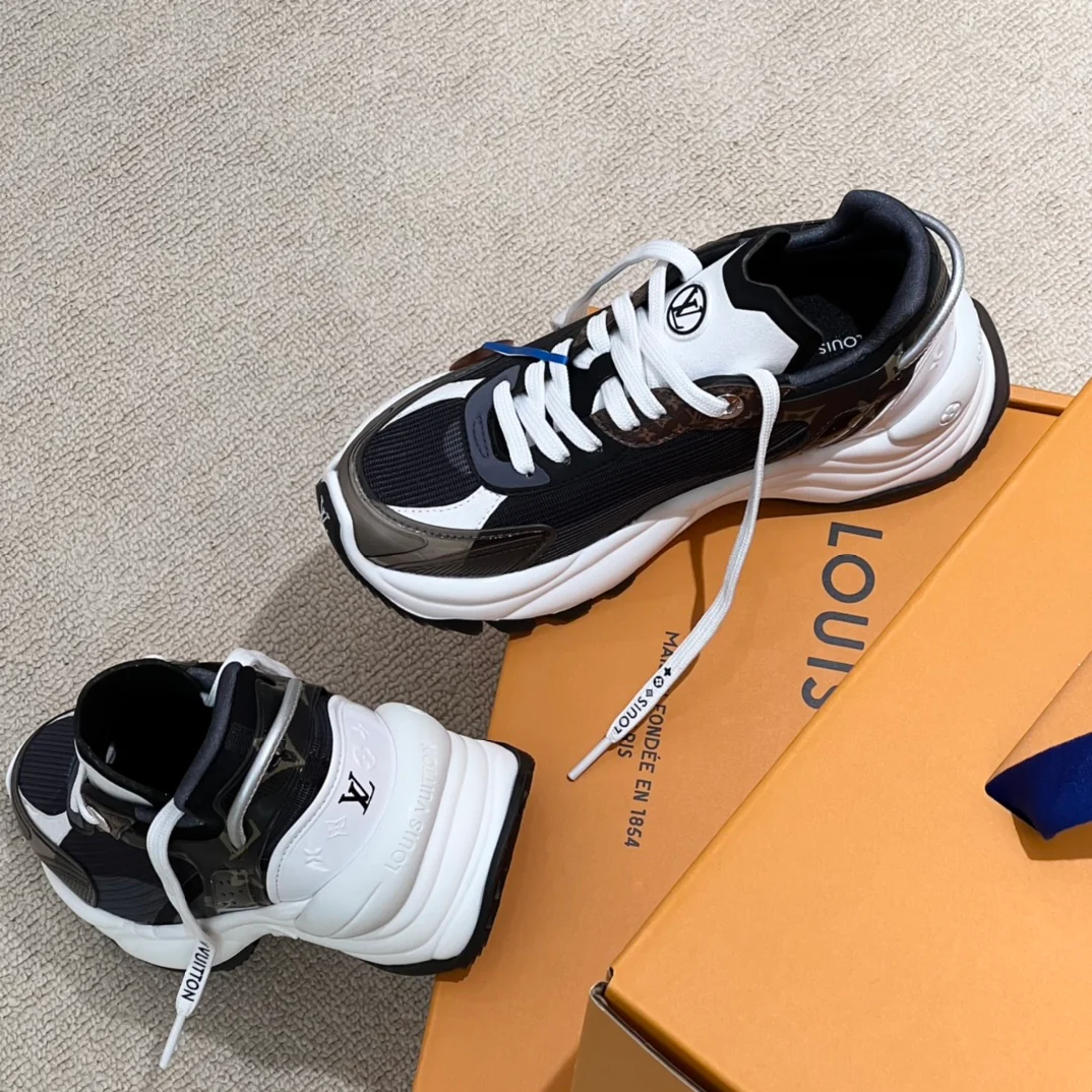 Новинка LV 2023 года - Серия Run 55 - Кроссовки на платформе Monogram - Черные