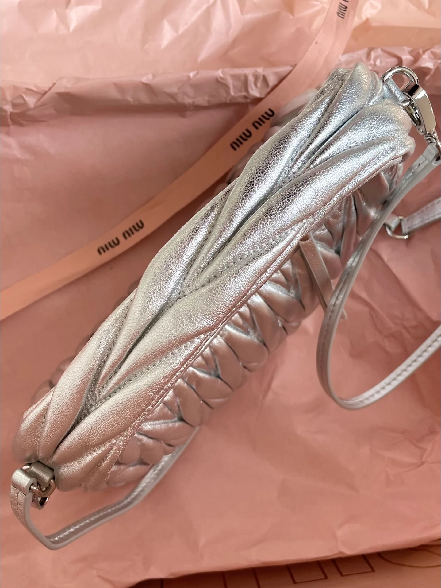 Сумка Miu Miu Wander, маленькая, из овечьей кожи, серебристая.