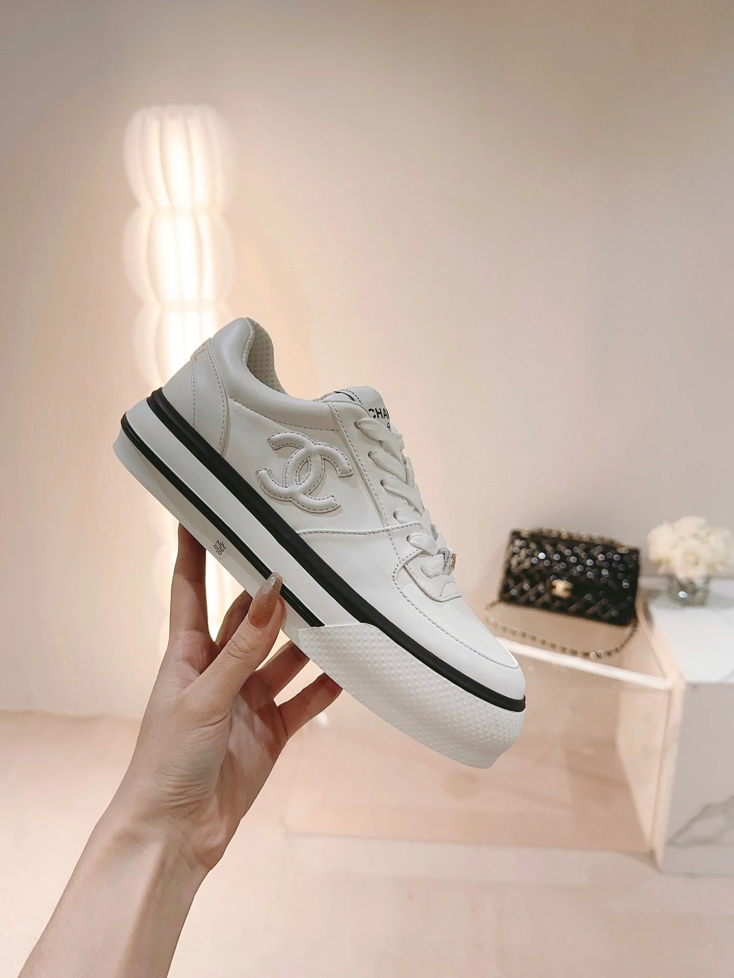 Новинка сезона ?Начало осени? от Chanel — повседневные туфли на платформе.