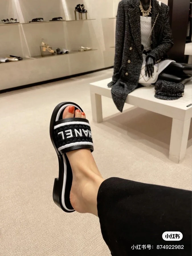 Новинка сезона весна/лето 2023 от Chanel - Плетеные тапочки - Белые