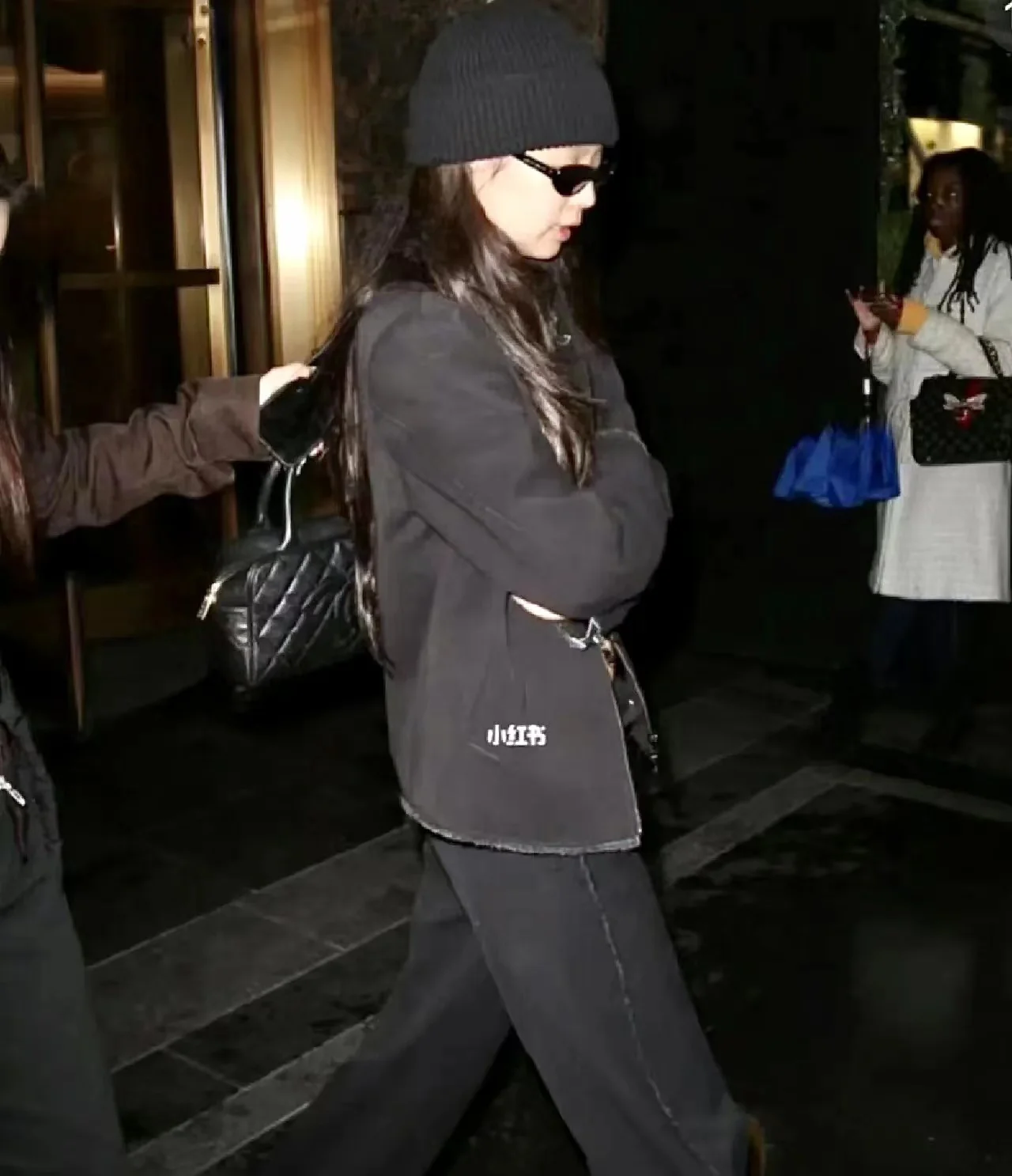 Винтажная сумка-боулинг Chanel из икорной кожи — в стиле Дженни.