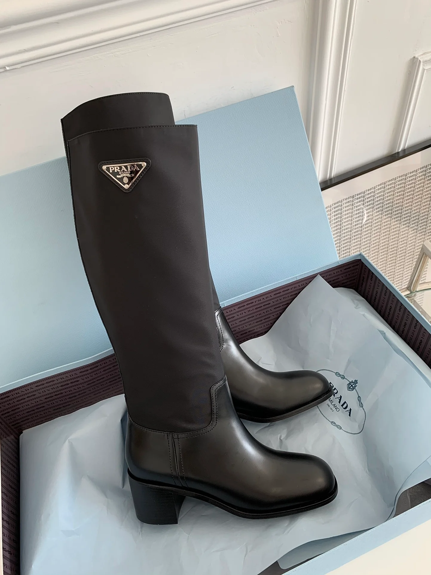 Новинка сезона осень/зима 2021 от Prada - Сапоги для верховой езды - Круглый носок на массивном каблуке