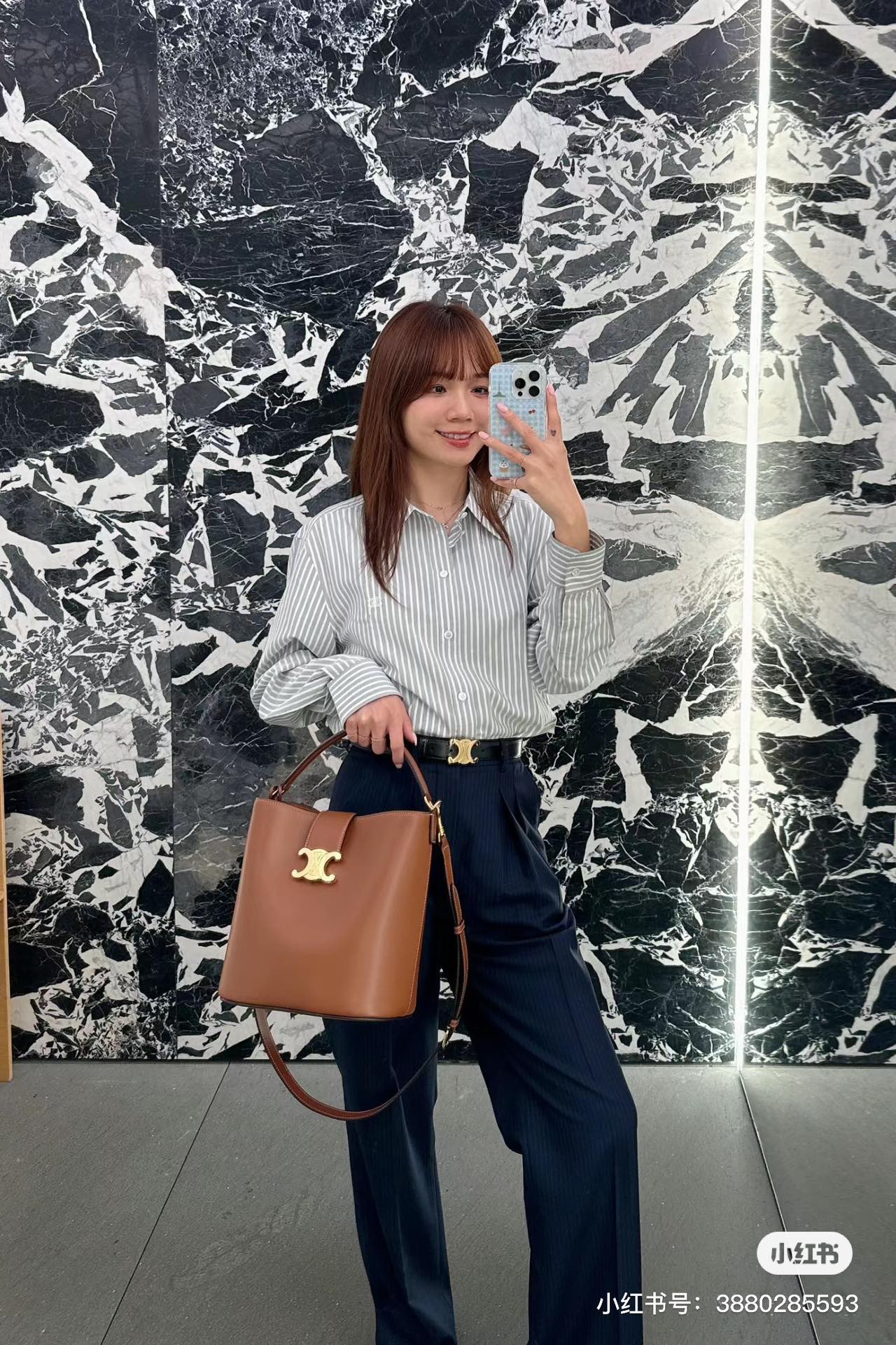 Кожаная сумка-ведро Celine Triomphe - коричневая