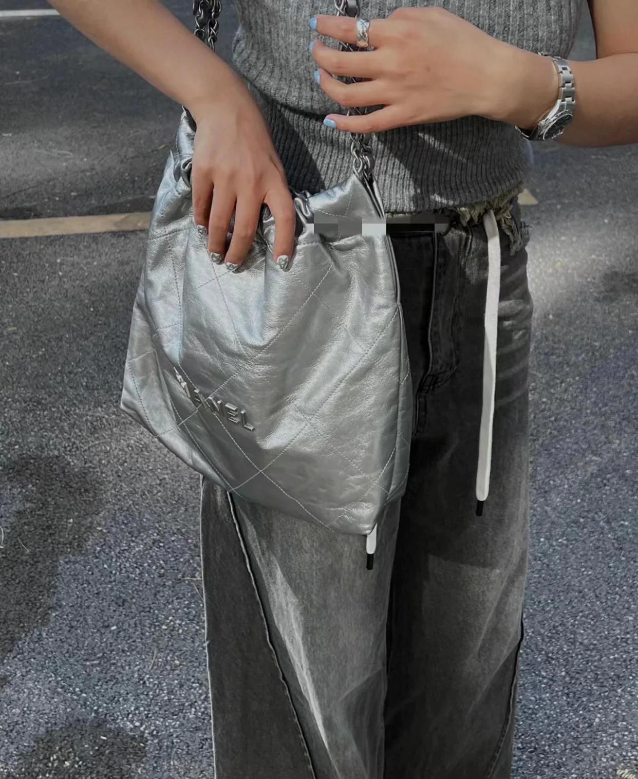 Новинка сезона весна/лето 2023 от Chanel - сумка 22bag - маленькая - серебристая - Фотографии в действии.