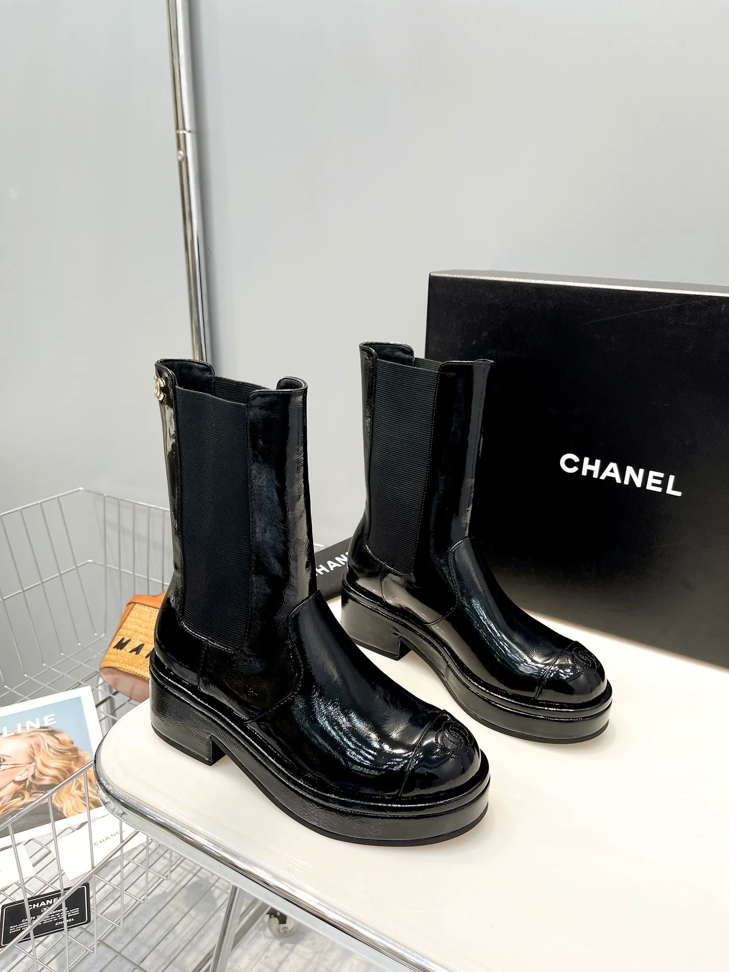 Коллекция Chanel осень/зима 2022: сапоги до середины икры премиум-класса - черные