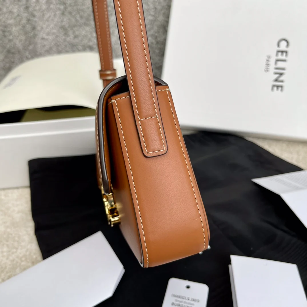 Сумка через плечо Celine Triomphe из коровьей кожи - коричневая