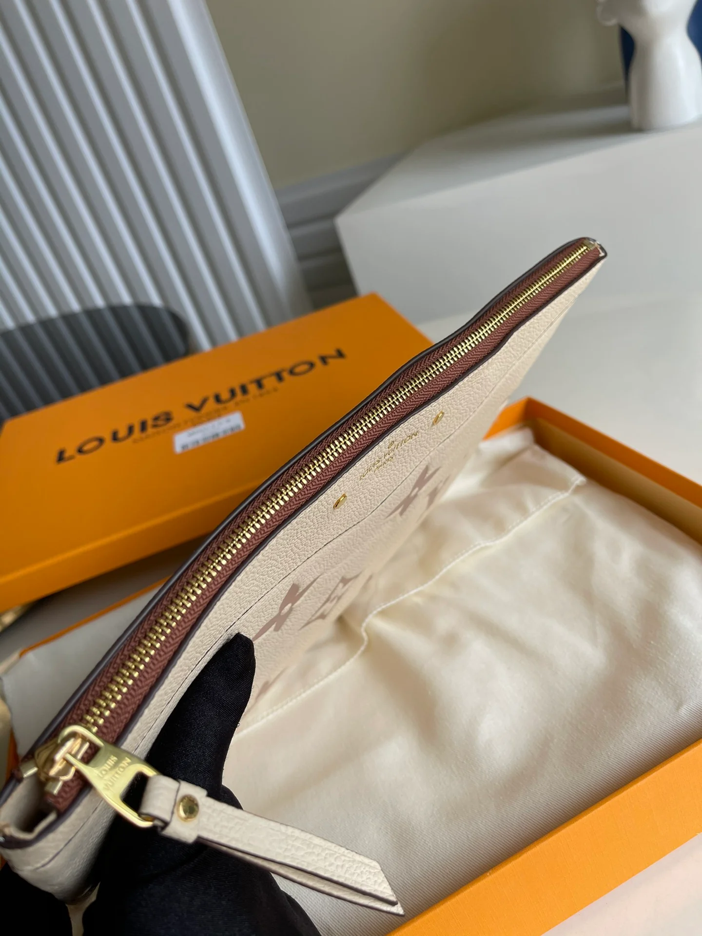 lv-m80174-daily-clutch-1