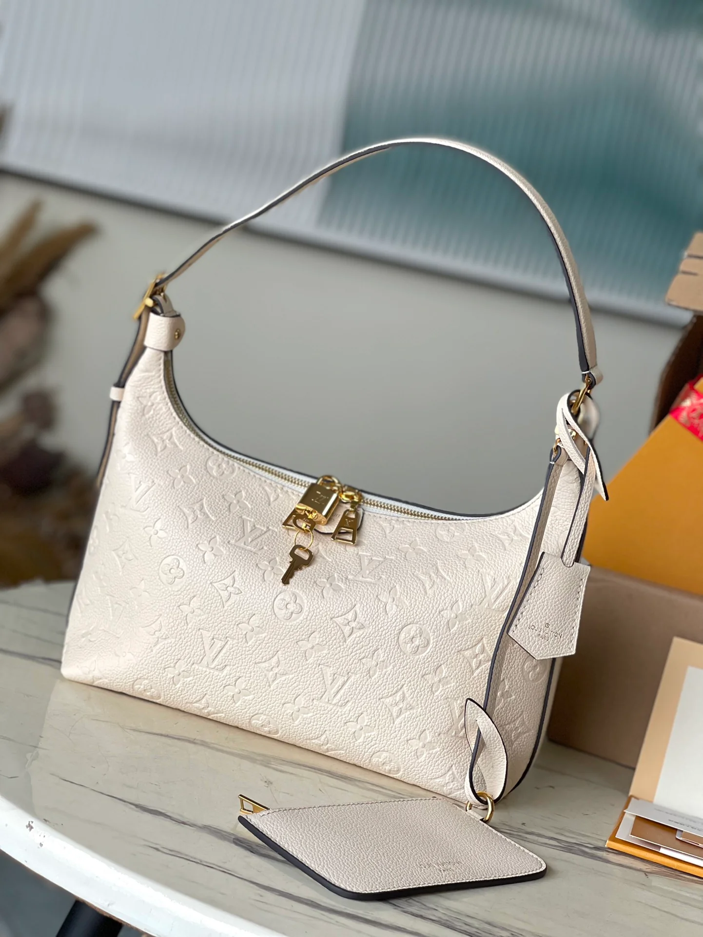 m46609-LV-sac-sport сумка подмышкой с тисненым монограммным принтом, белая