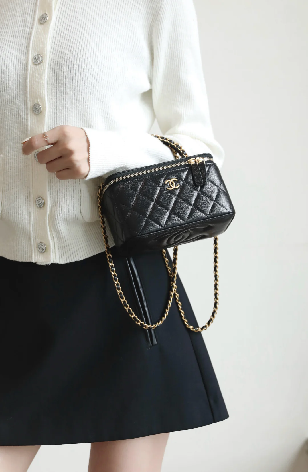 Chanel - ??? - Косметичка с двумя кожаными ручками - ??? - Черная с золотой фурнитурой