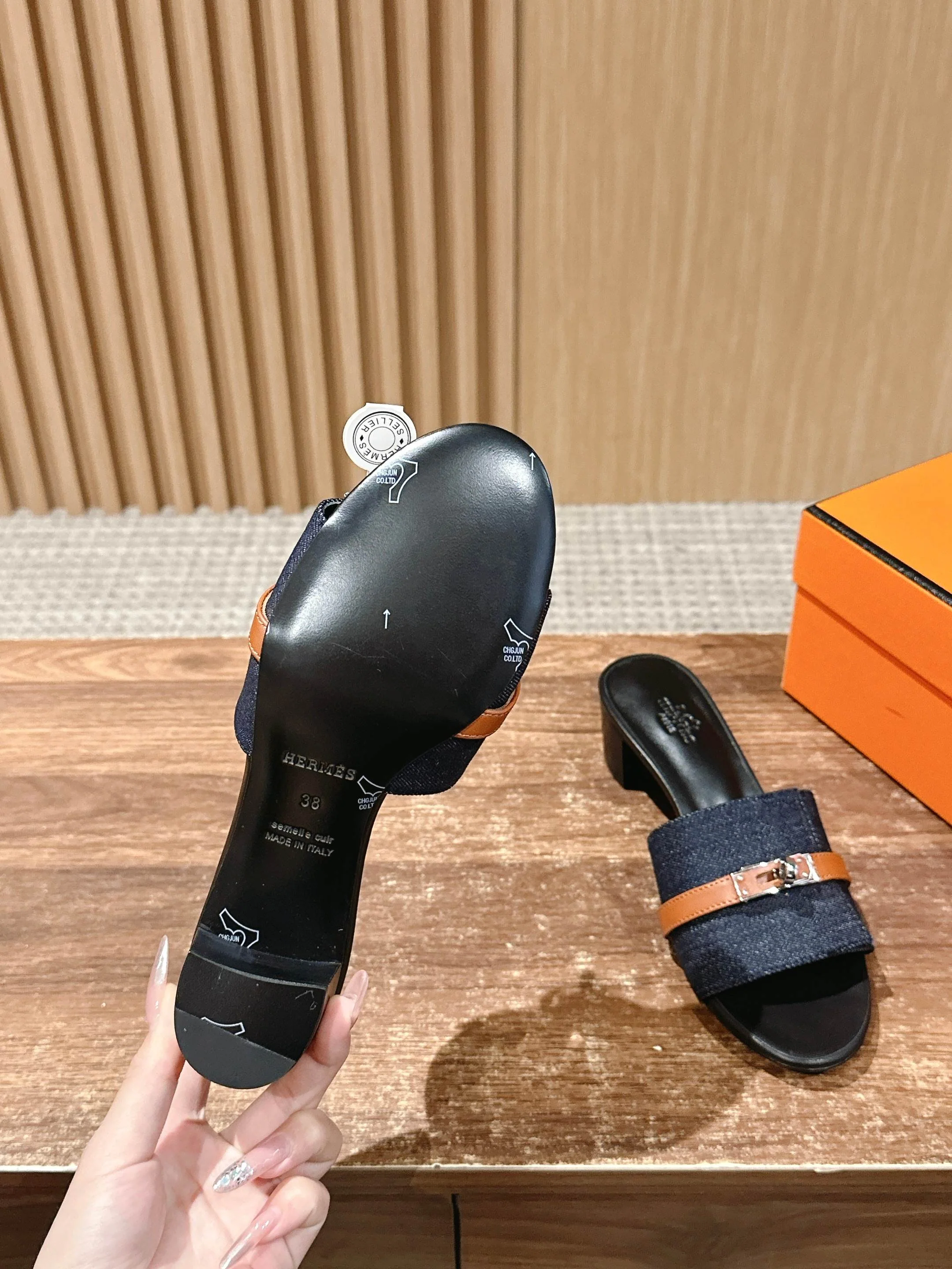 Сандалии Hermes Kelly с пряжкой на массивном каблуке - черные