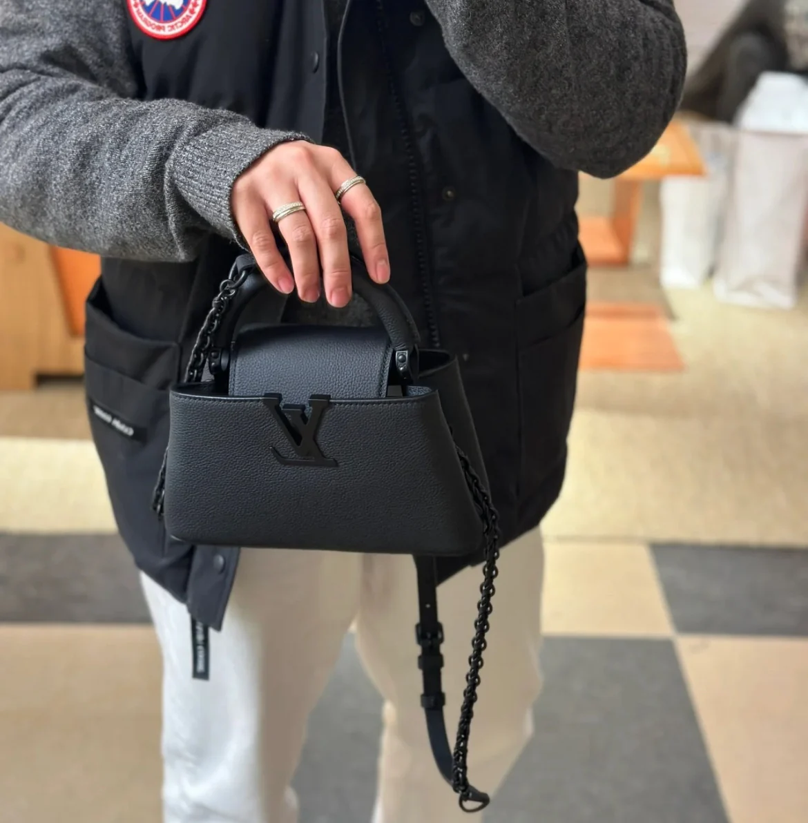 m23955-LV-capucines Сумка/кроссбоди Black Knight - Черная мини-сумка