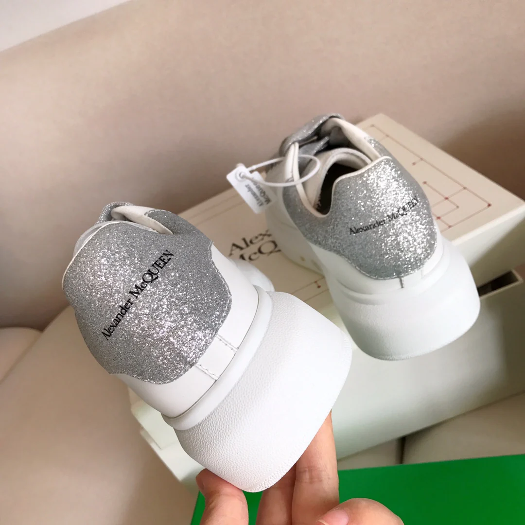 Классические белые кроссовки McQueen с серебристыми блестками