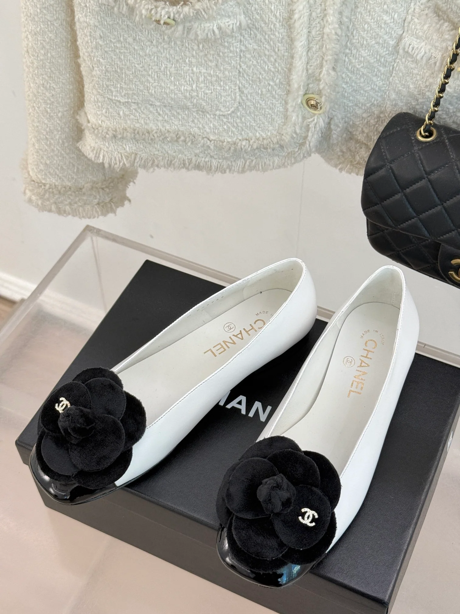 Туфли на низком каблуке Chanel Camellia 2024 — белые