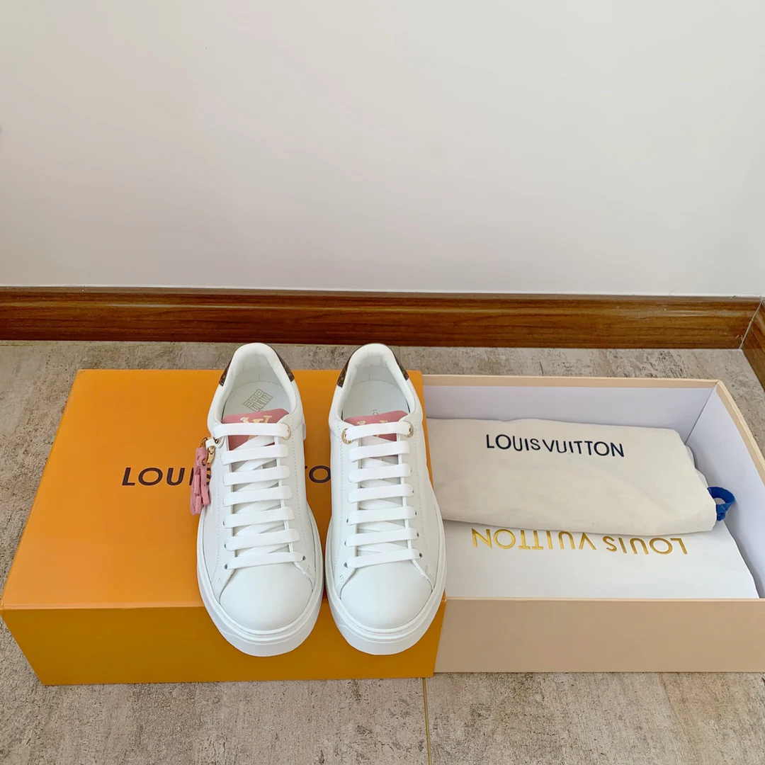 Белые кроссовки на платформе LV Time Out Series с розовым язычком