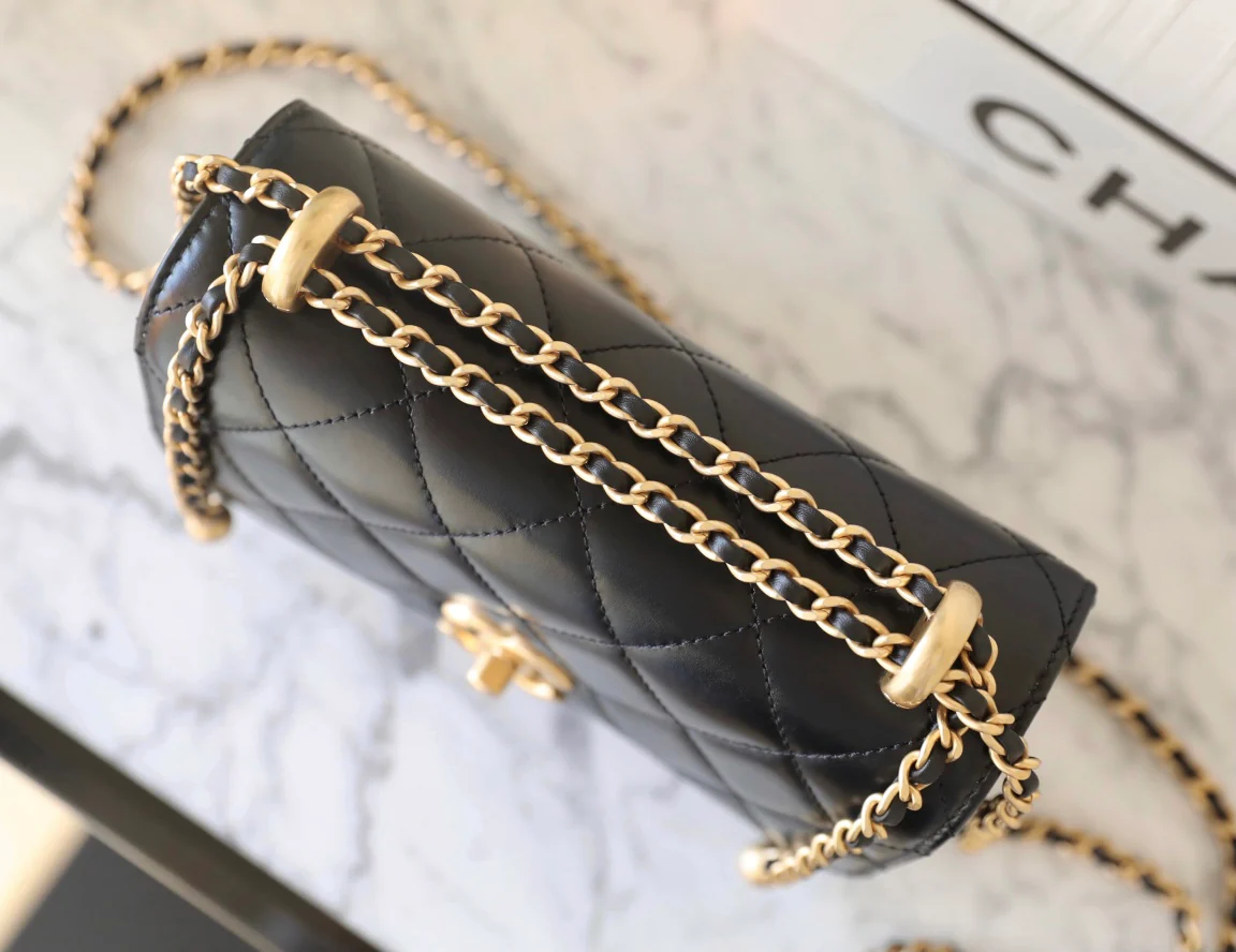 Маленькая черная сумка Chanel 24c с двойным золотым бисером и клапаном.