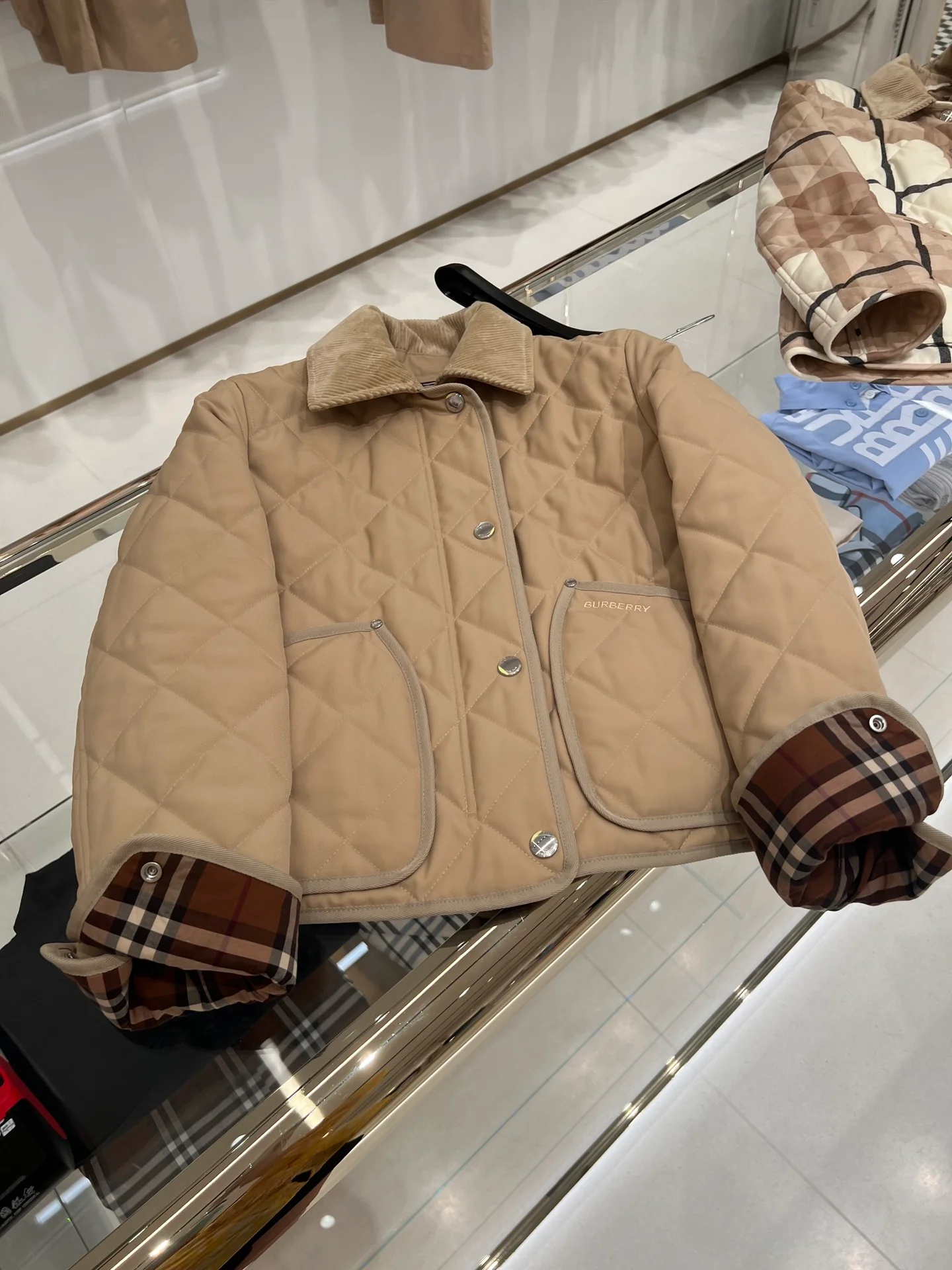Пуховая куртка Burberry осень/зима - классический клетчатый узор с вельветовым воротником.