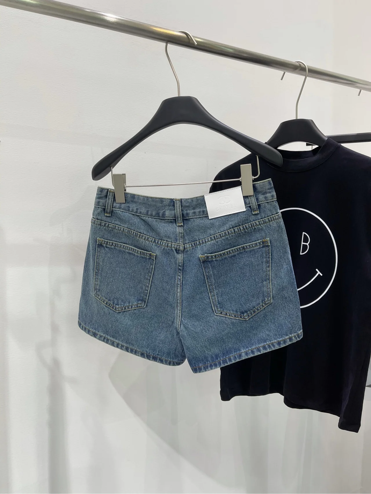 Chanel 2403 - Шорты с стразами и буквенным принтом