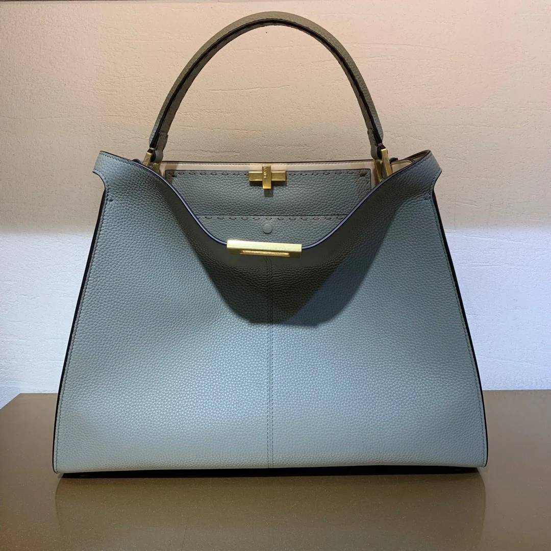 Большая кожаная сумка Fendi Peekaboo Lite синего цвета