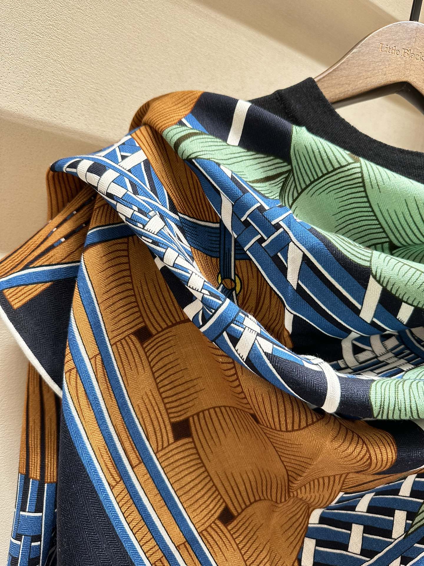 Шарф Hermes 2024 ?Две лошади: романтический дизайн?, большой квадратный.