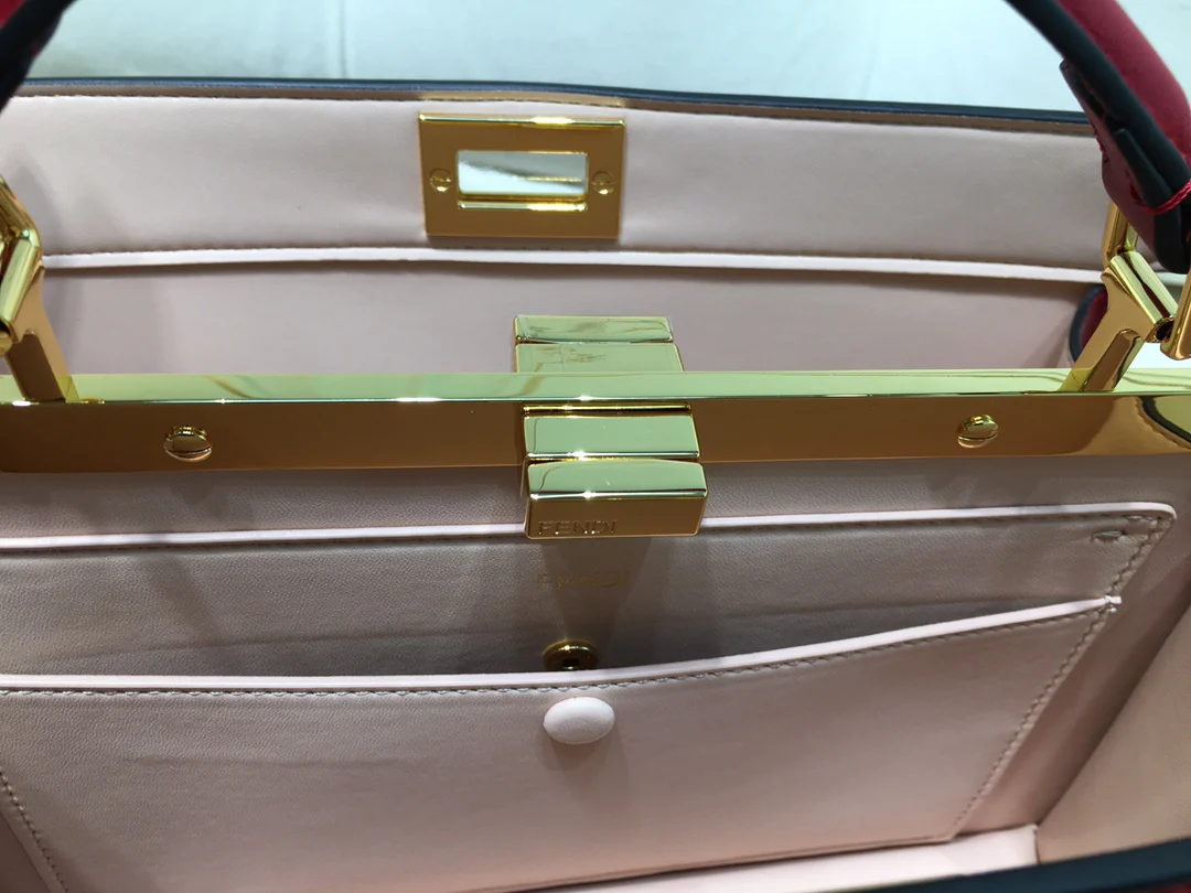 Розовая кожаная сумка Fendi Peekaboo i Seey