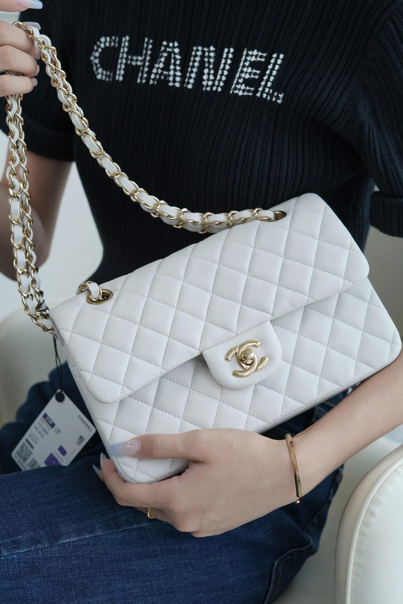 Классическая сумка Chanel с клапаном - белая.