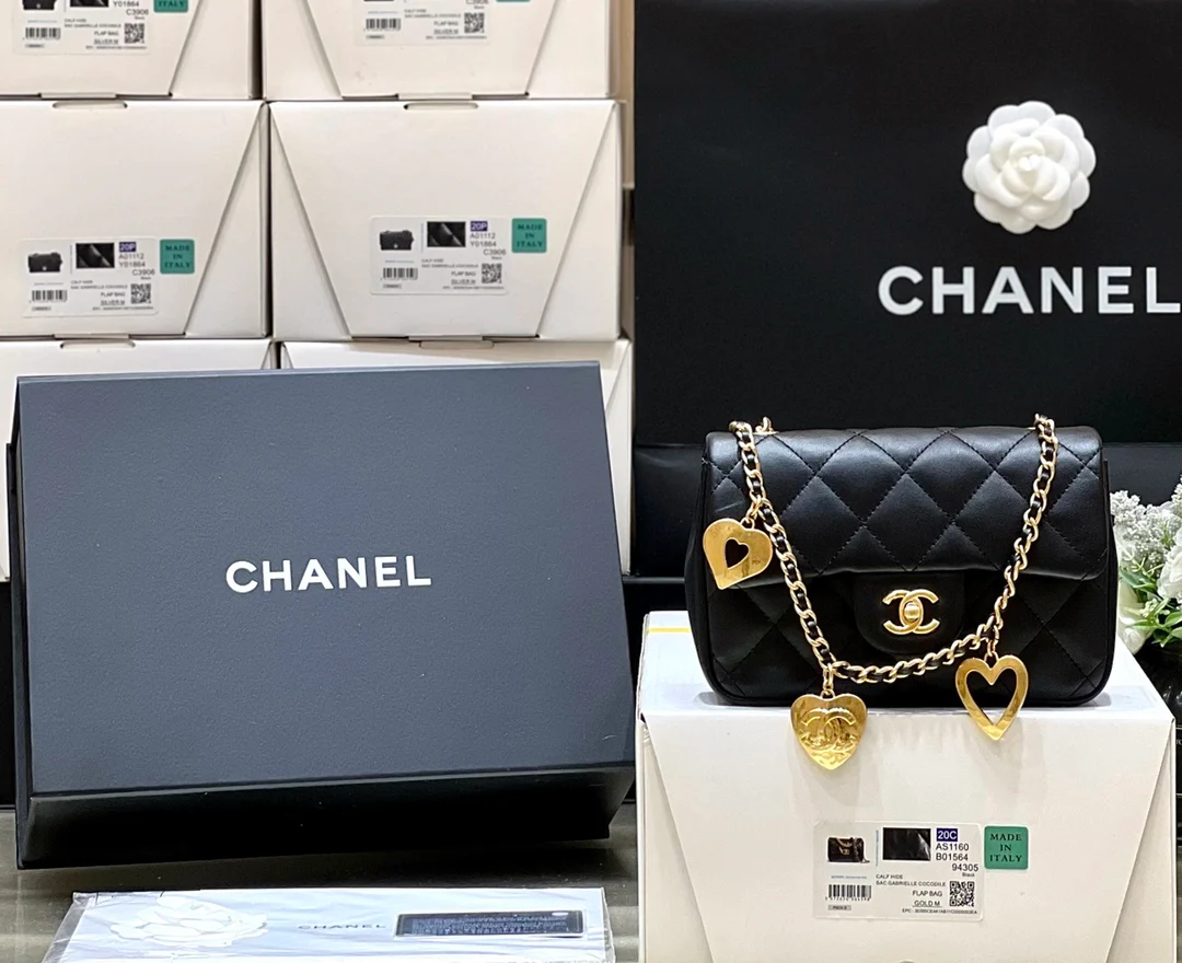 Новинка сезона осень/зима 2022 от Chanel - Сумка CF с подвеской в ??виде сердца на цепочке - Лимитированная серия - Черная - Маленький размер