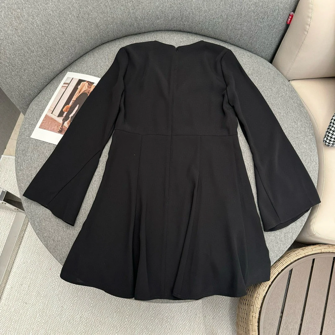 Новое маленькое черное платье Celine весна/лето 2024 с французскими оборками и V-образным вырезом.