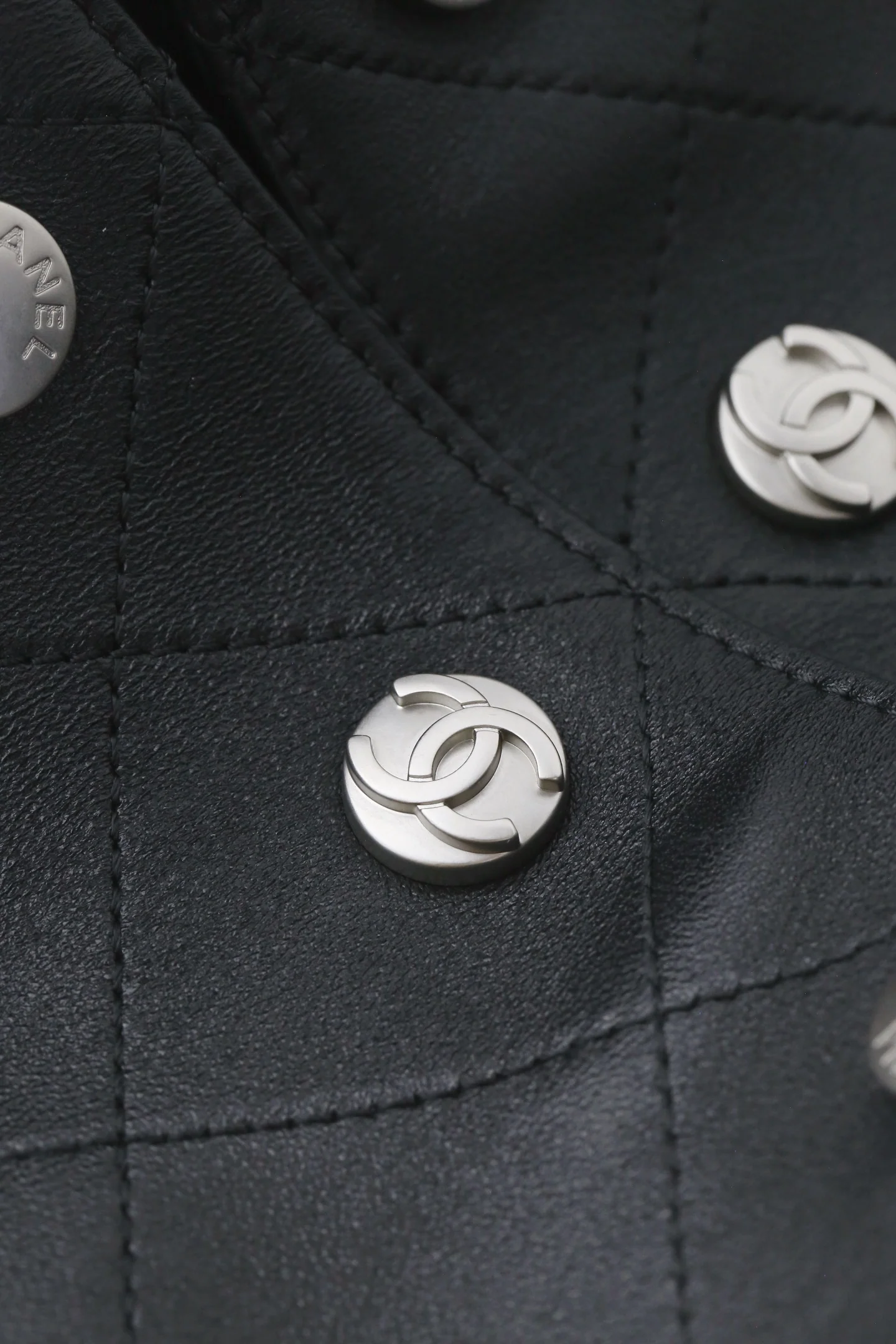 Сумка Chanel в стиле хиппи с золотой монетой 25 пенсов — черно-серебряная.