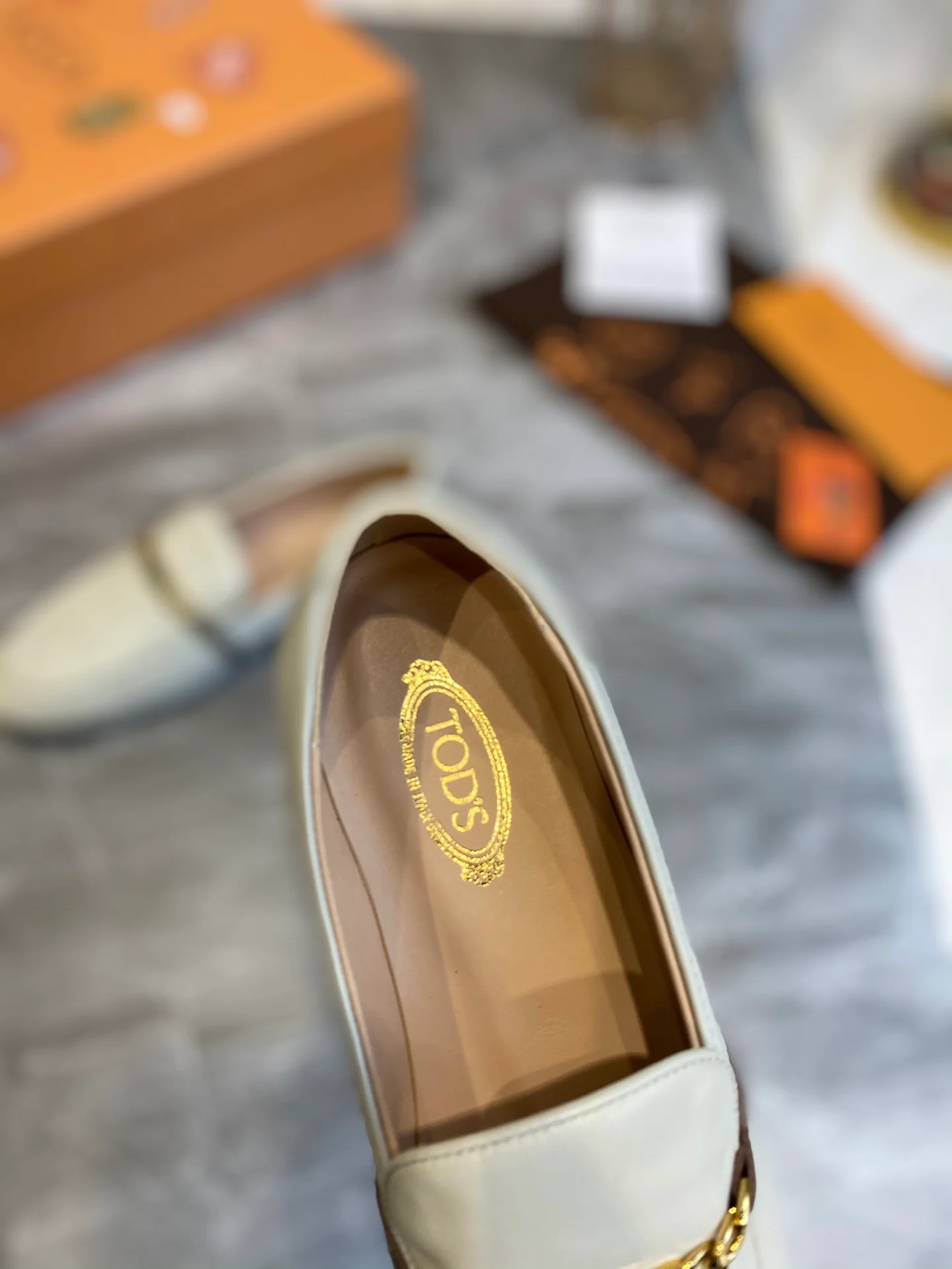 Tods - Сдержанные лоферы с тонкой цепочкой - 2