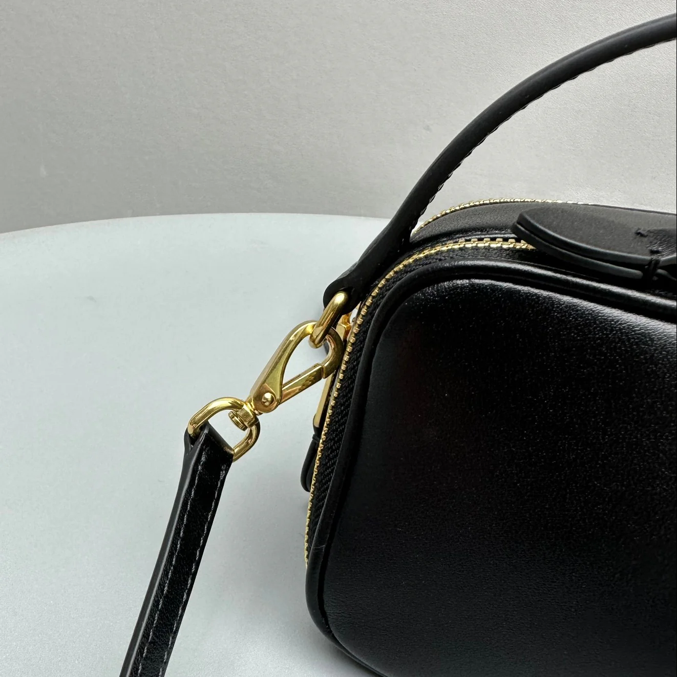 Сумка/кроссбоди для фотоаппарата Miu Miu из осенне-зимней коллекции - полностью кожаная, черная.