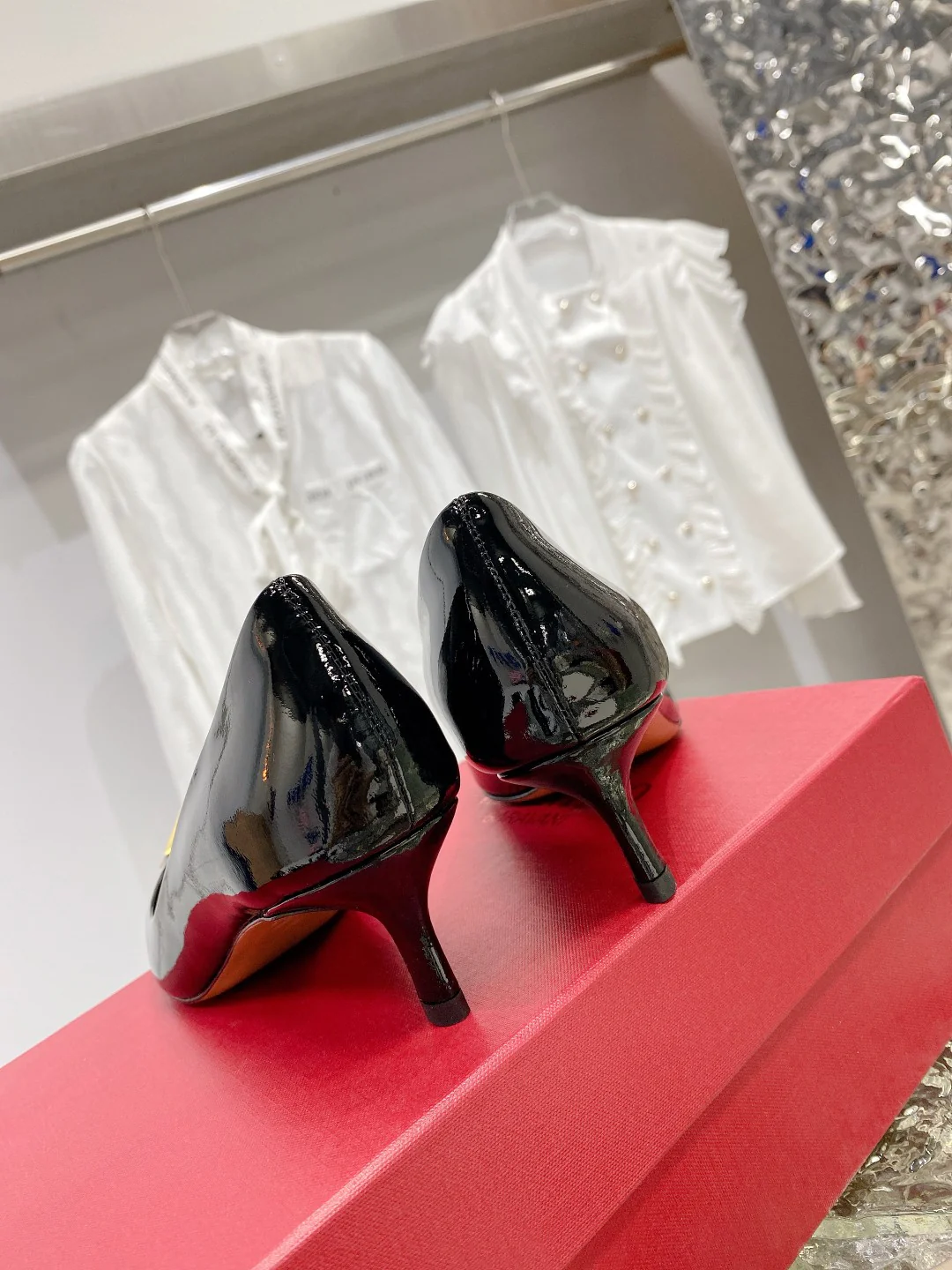 Valentino - Новинка начала осени 2022 года - Туфли на среднем каблуке с заклепками