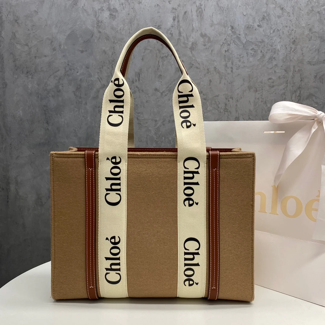 Сумка-тоут Chloe Woody, средний размер, цвет бархатный молочный чай.