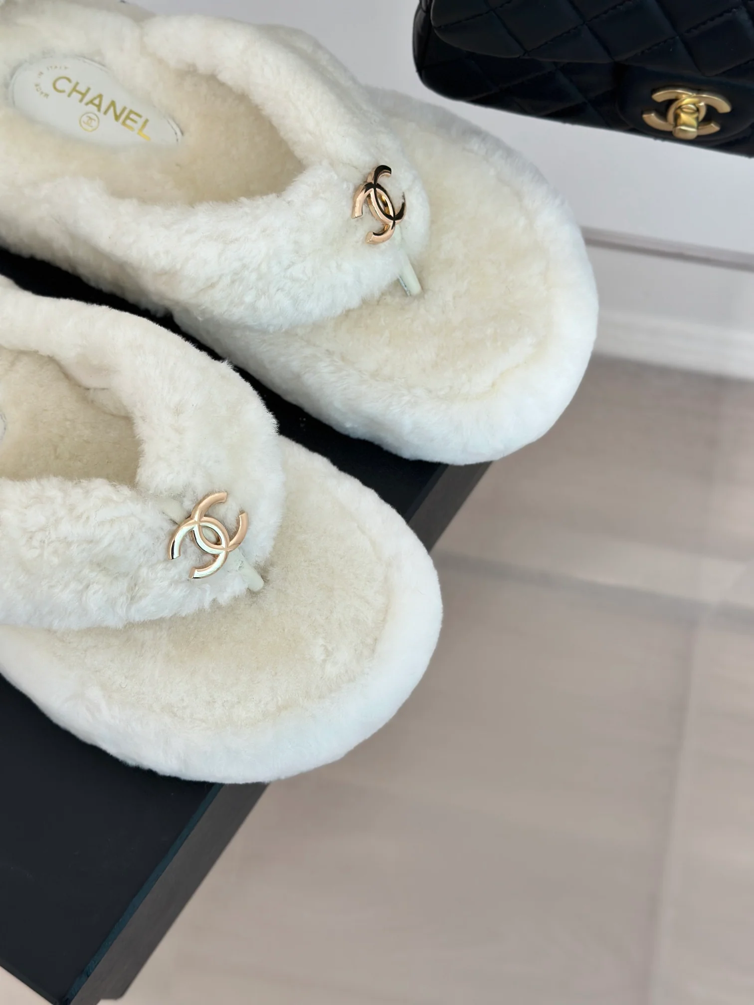 Новинка 2023 года от Chanel - Шлепанцы с меховой задней частью - Белые