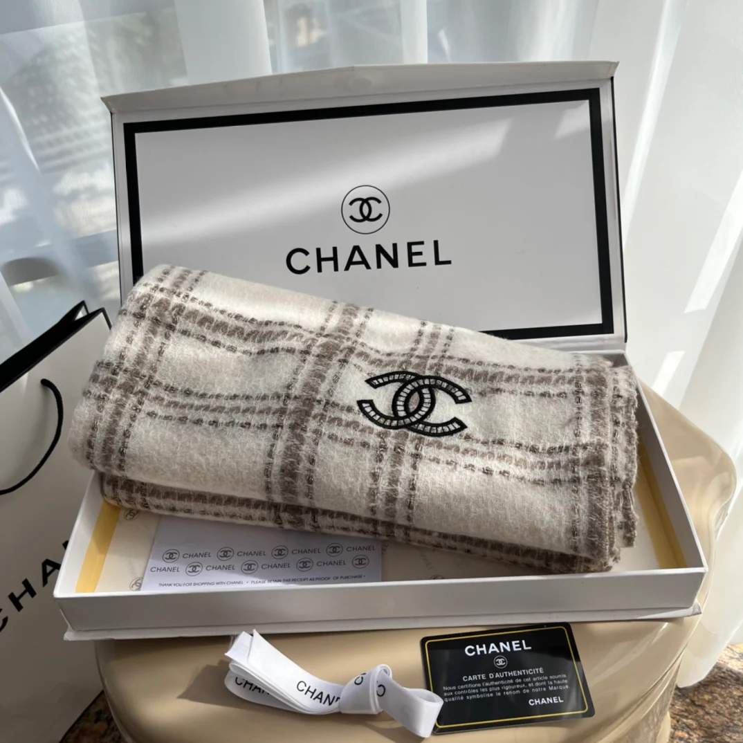 Chanel - Большой шарф с золотой отделкой - 75-200 см - Высококачественный импортный кашемир