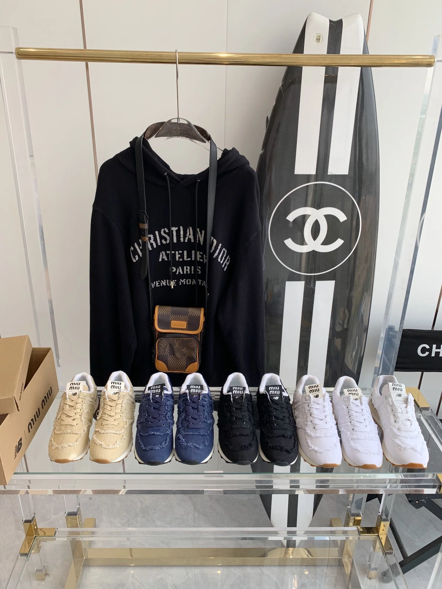 Изображение коллекции повседневной обуви и кроссовок, созданной в сотрудничестве с Miu Miu.