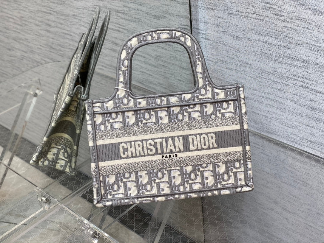 Мини-сумка Dior Book Tote 23 см, серая, с монограммой, из канваса.