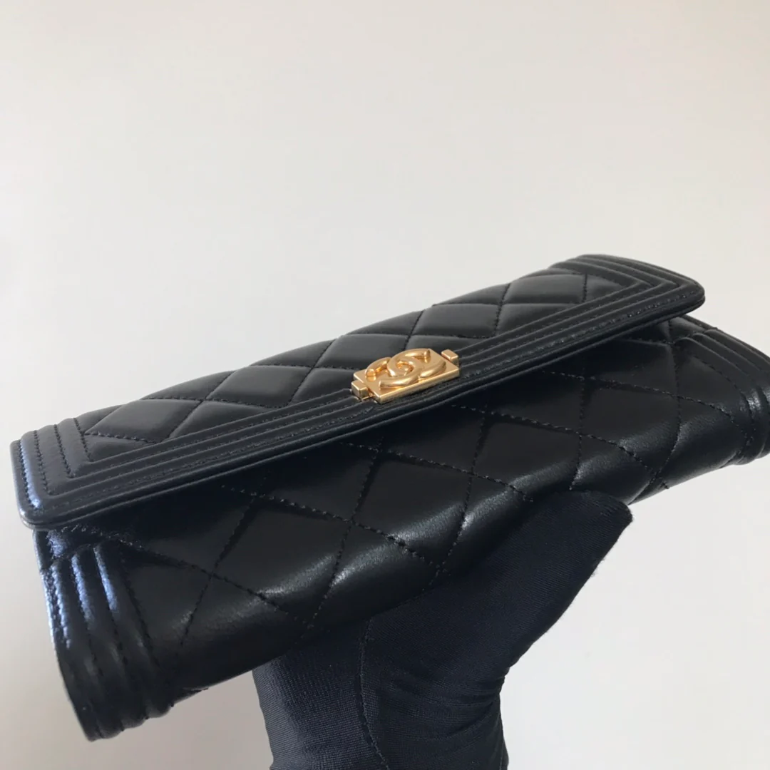 Кошелек-портмоне Chanel Le Boy Flip Wallet — из черной овечьей кожи с золотой пряжкой.