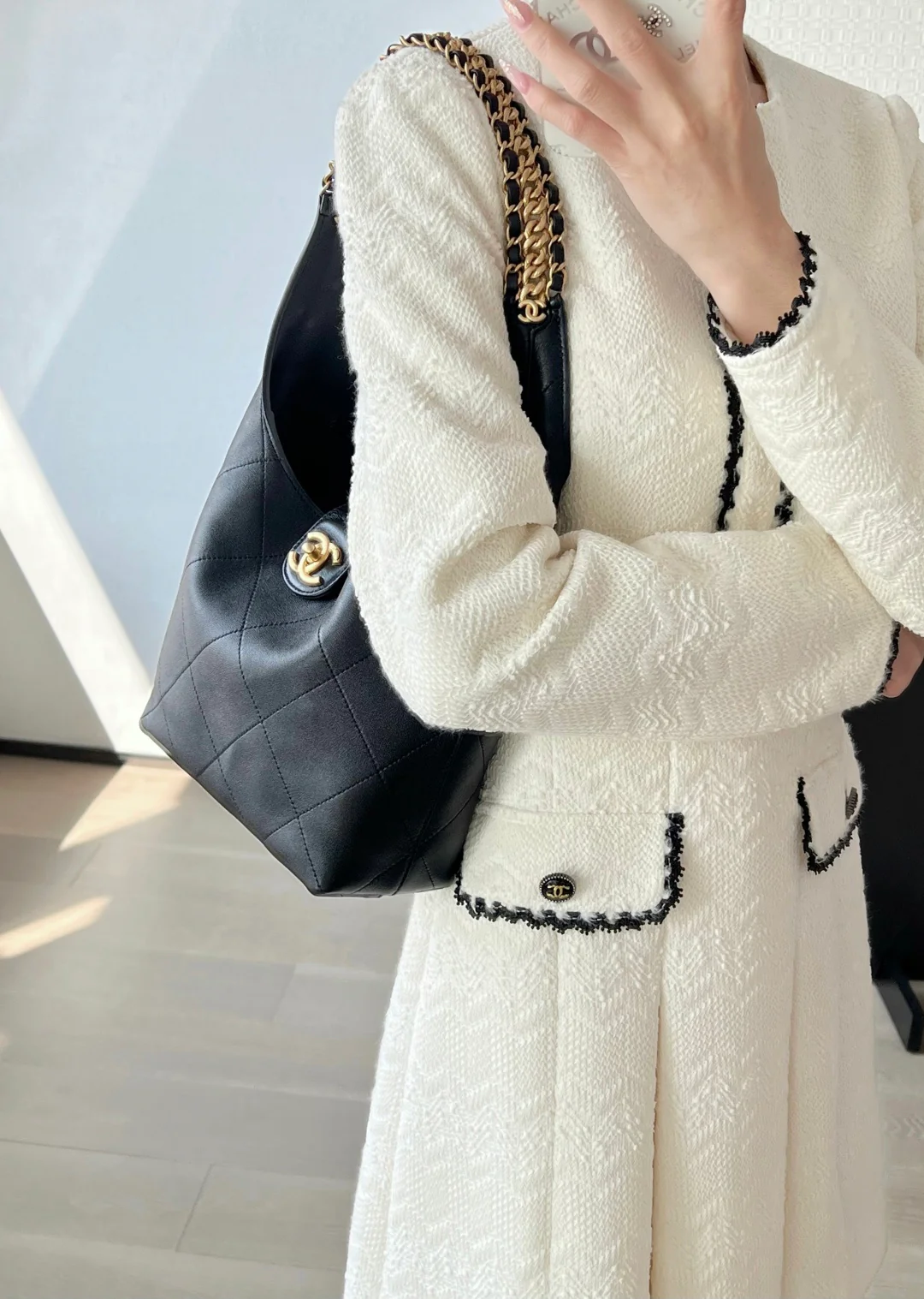 Маленькая черная сумка-хобо Chanel Hobo Hobby Bag - 25 пенсов.