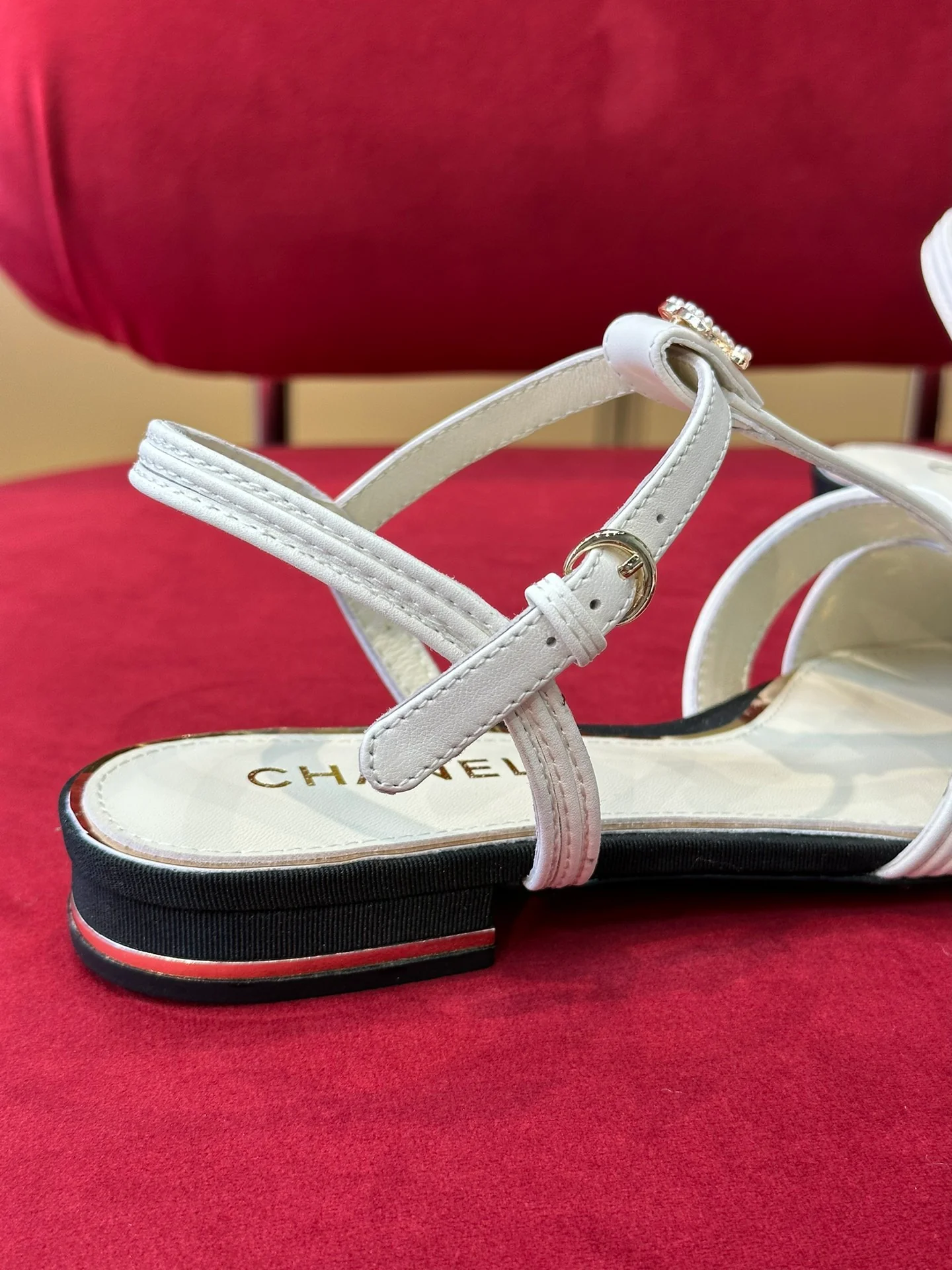 Новинка сезона весна/лето 2023 от Chanel - сандалии из овечьей кожи с лоскутным узором.