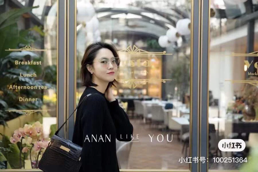 Сумка YSL Manhattan - фурнитура из золотистого материала с тиснением под крокодиловую кожу.