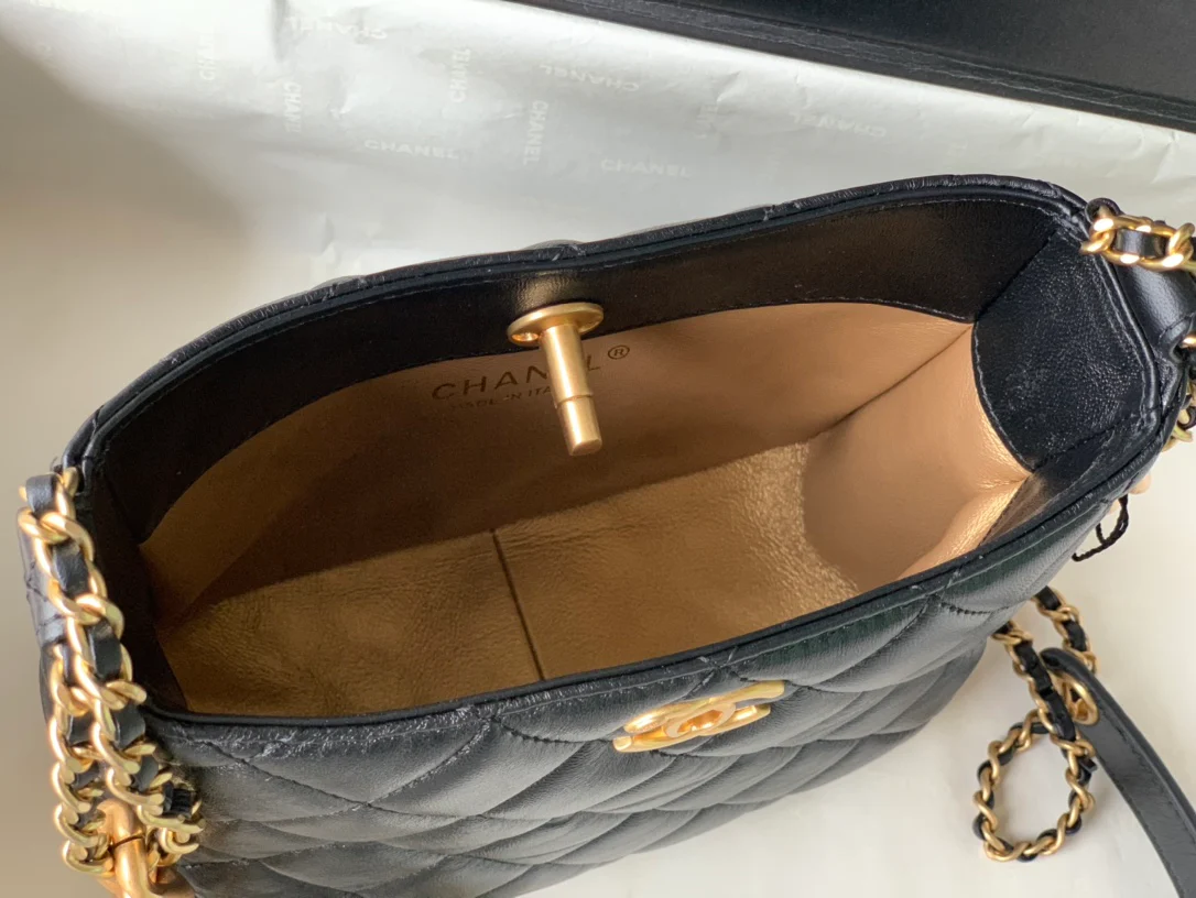 Коллекция Chanel Весна/Лето 2022 - Сумка-хобо - Маленькая