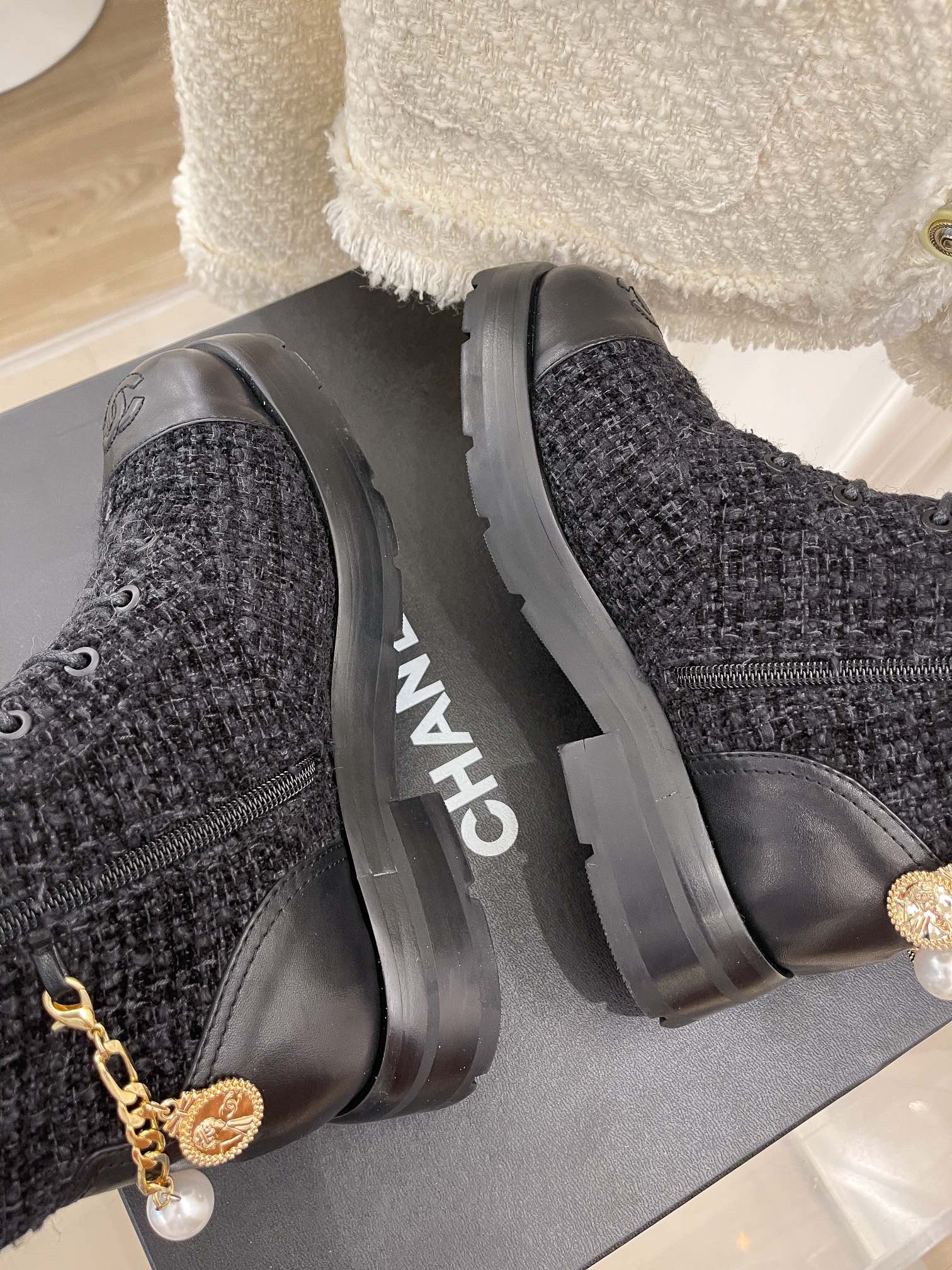 Новинка весны 2022 года от Chanel — высокие сапоги на шнуровке.