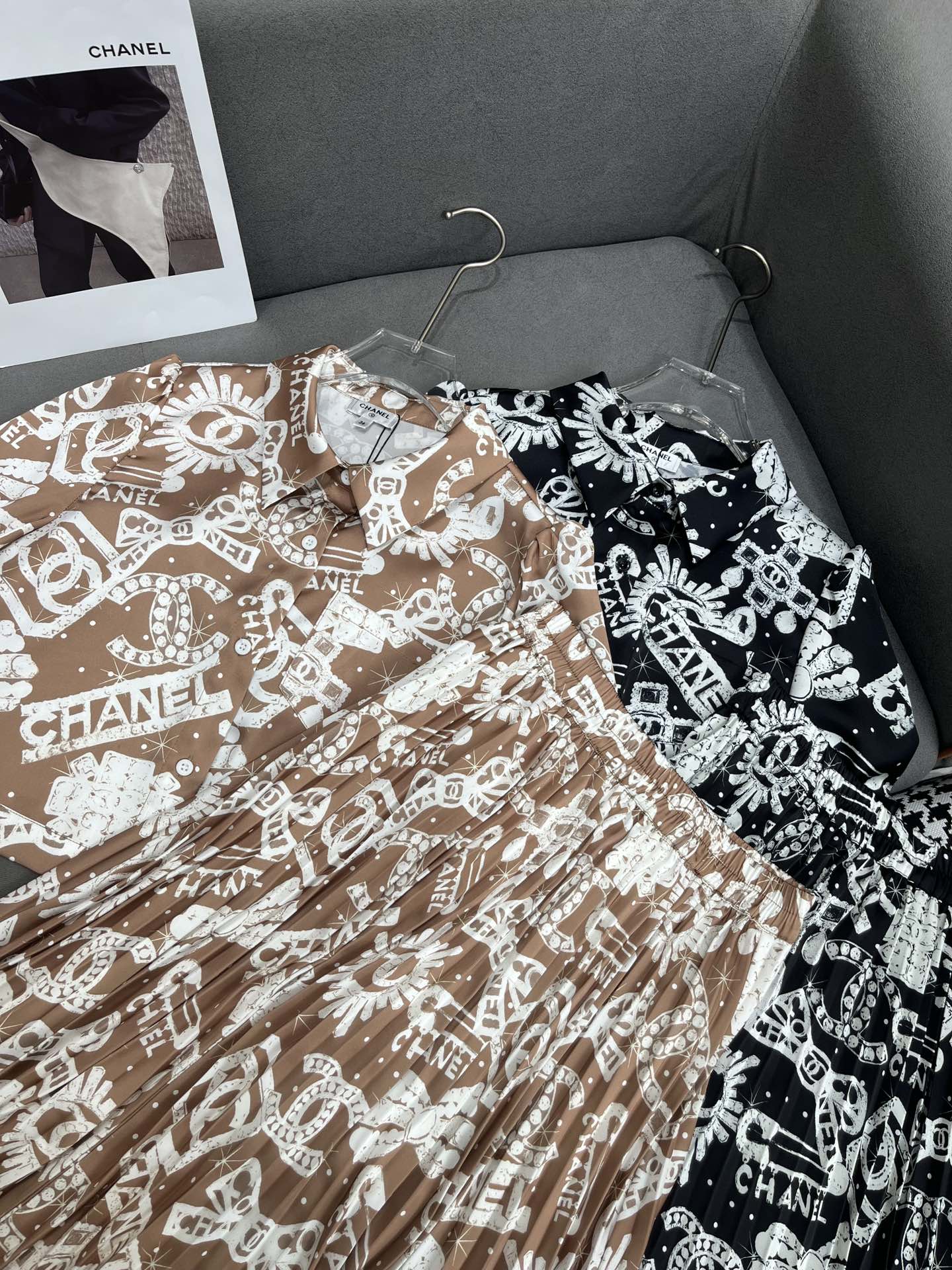 Новый костюм Chanel 2403-24ss весна/лето: короткая рубашка и плиссированная юбка - черный.