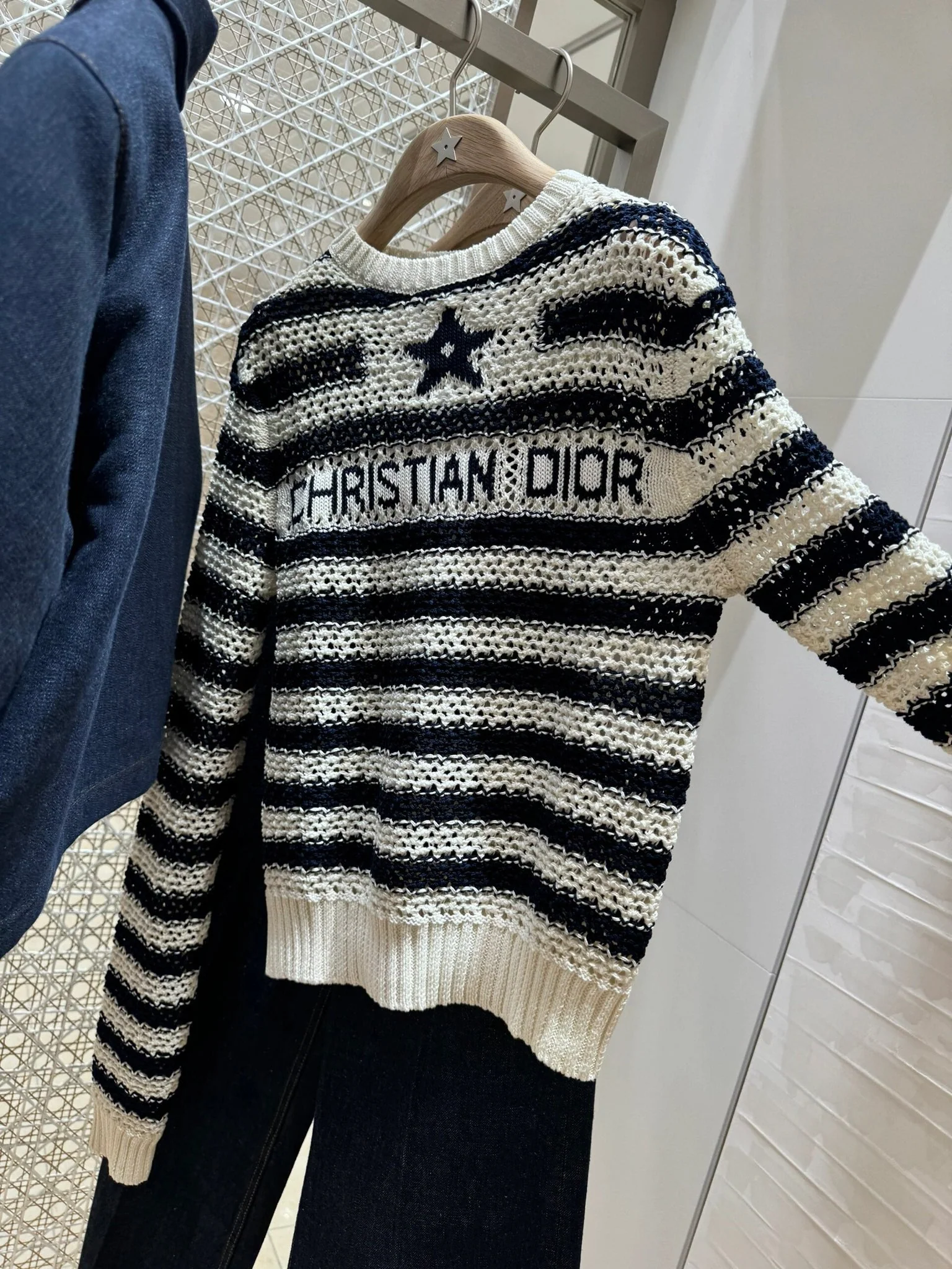 Новая коллекция Dior весна/лето 2024: вязаный свитер с длинными рукавами и ажурной отделкой в ??полоску ?Счастливая звезда?.